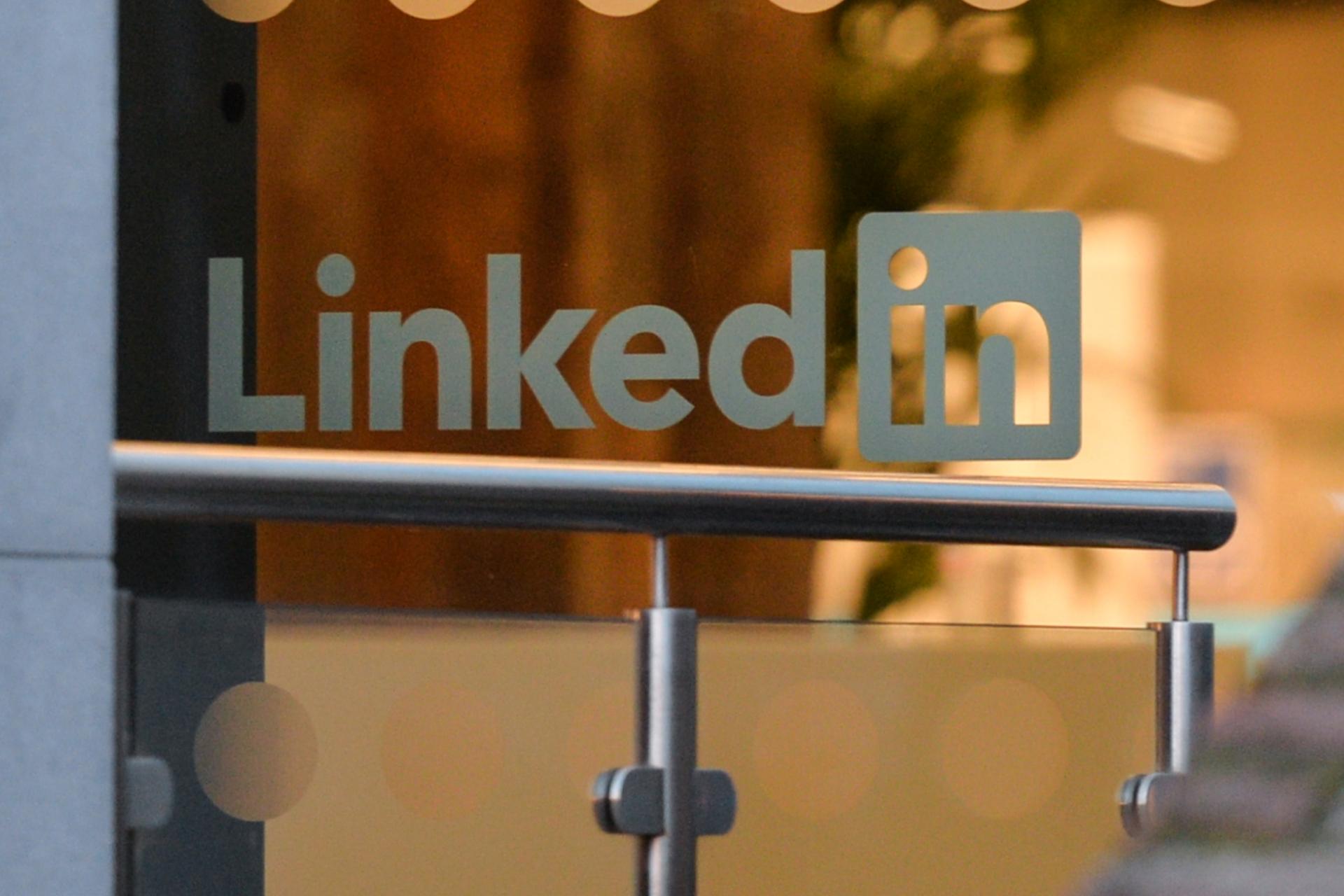 لوگو خاکستری لینکدین / LinkedIn روی شیشه در ساختمان این شرکت