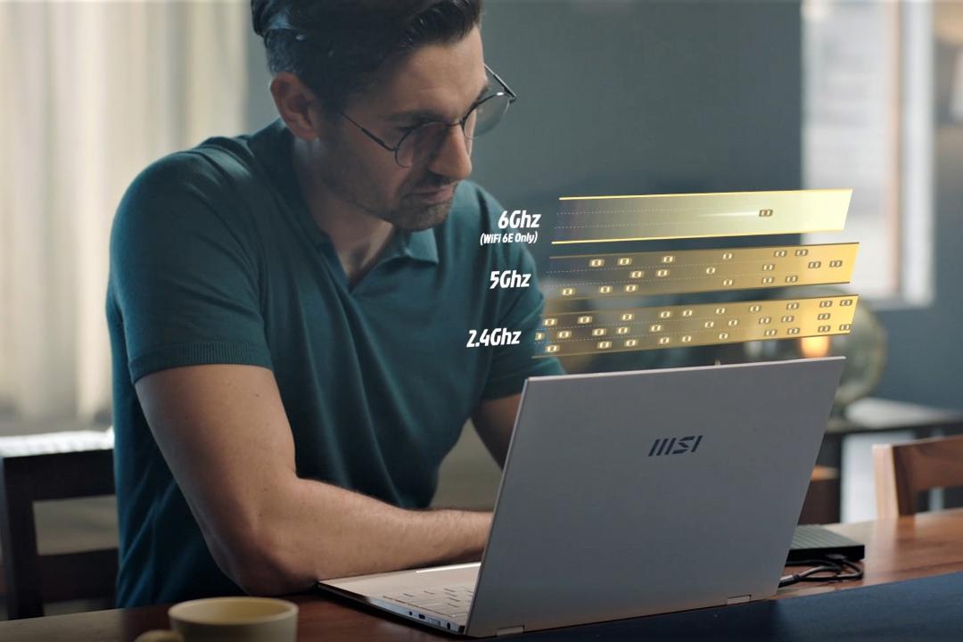 یک مرد در حال کار با لپ تاپ تبدیل پذیر MSI Summit E13 Flip Evo