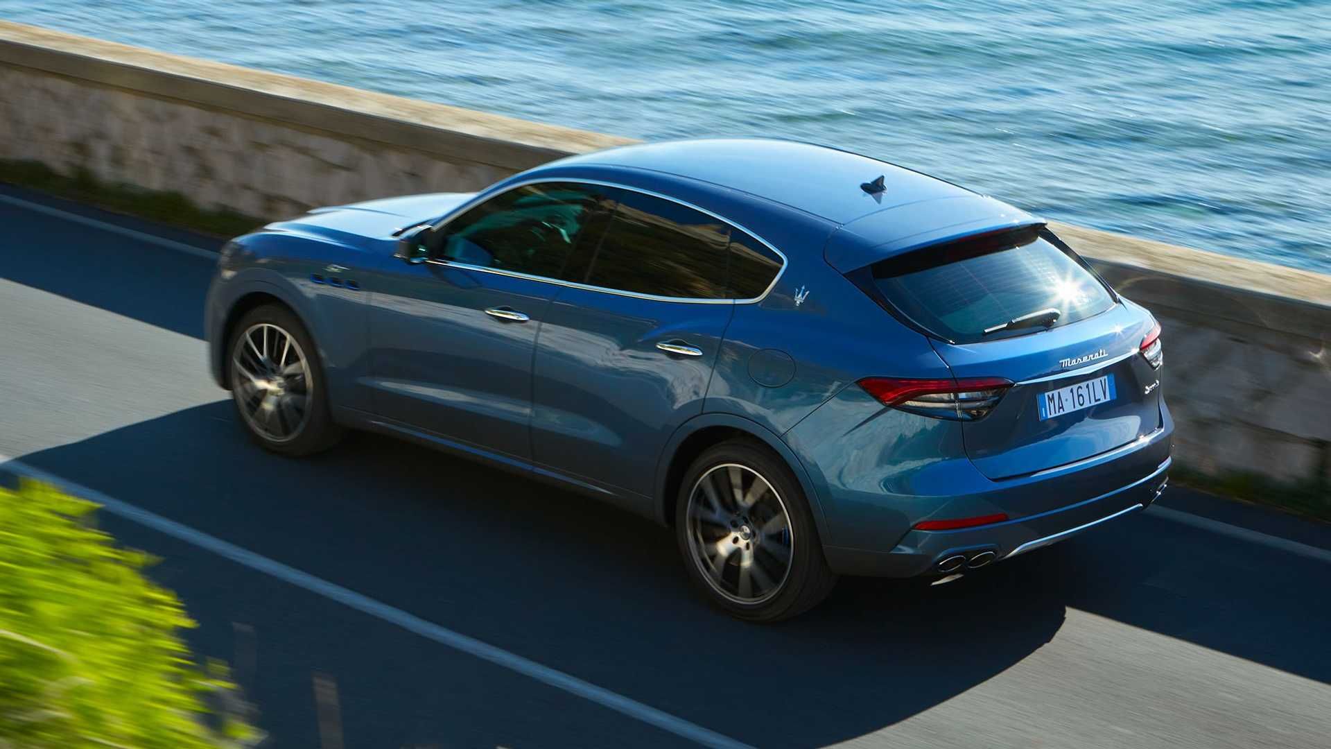 نمای بالا شاسی بلند مازراتی لوانته هیبرید / Maserati Levante Hybrid SUV آبی رنگ در کنار دریا