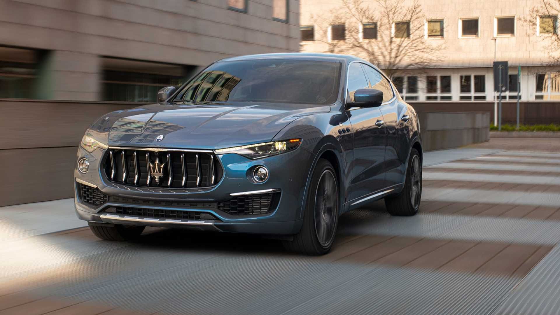 نمای سه چهارم جلو شاسی بلند مازراتی لوانته هیبرید / Maserati Levante Hybrid SUV آبی رنگ در خیابان