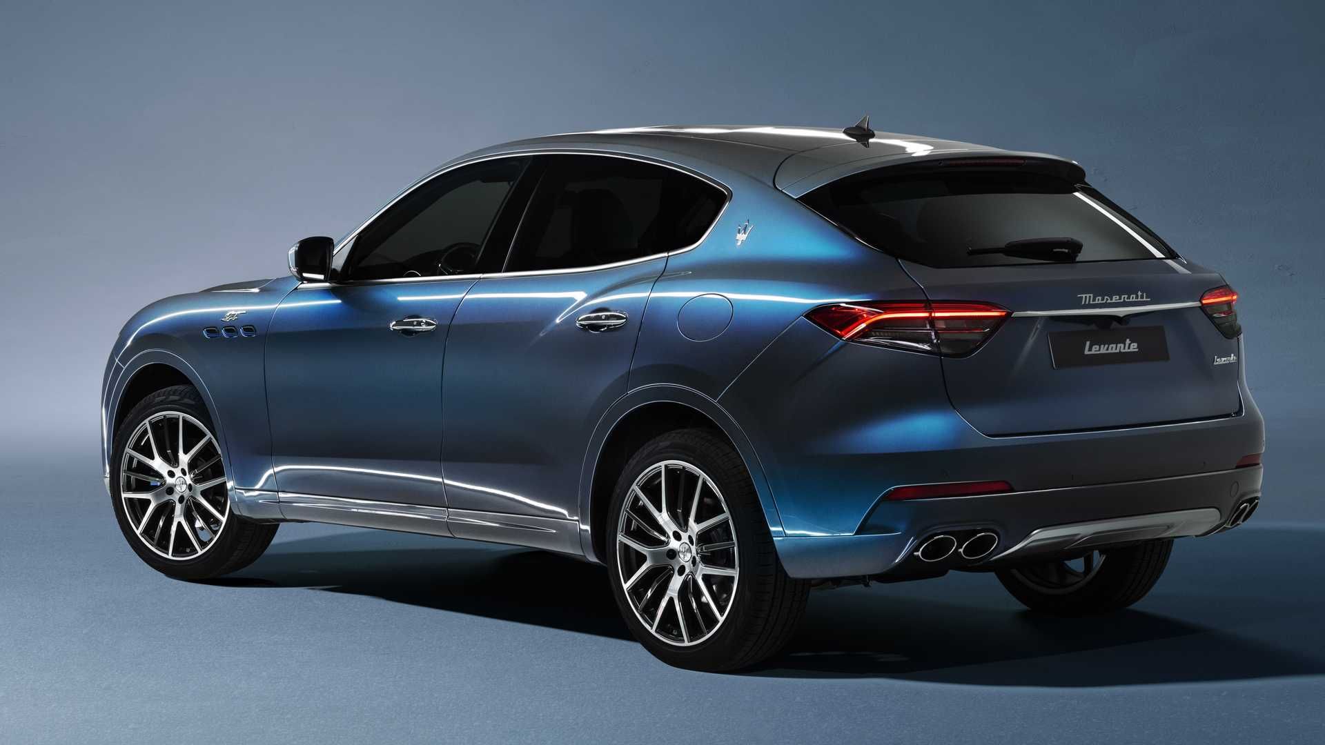 نمای سه چهارم عقب شاسی بلند مازراتی لوانته هیبرید / Maserati Levante Hybrid SUV آبی رنگ