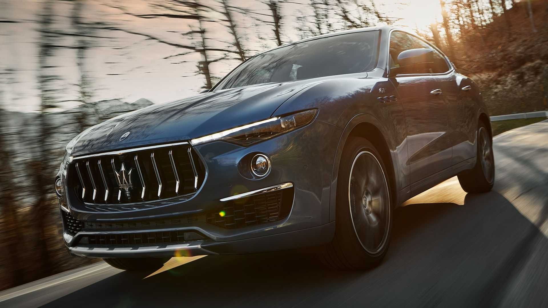 شاسی بلند مازراتی لوانته هیبرید / Maserati Levante Hybrid SUV آبی رنگ در جاده