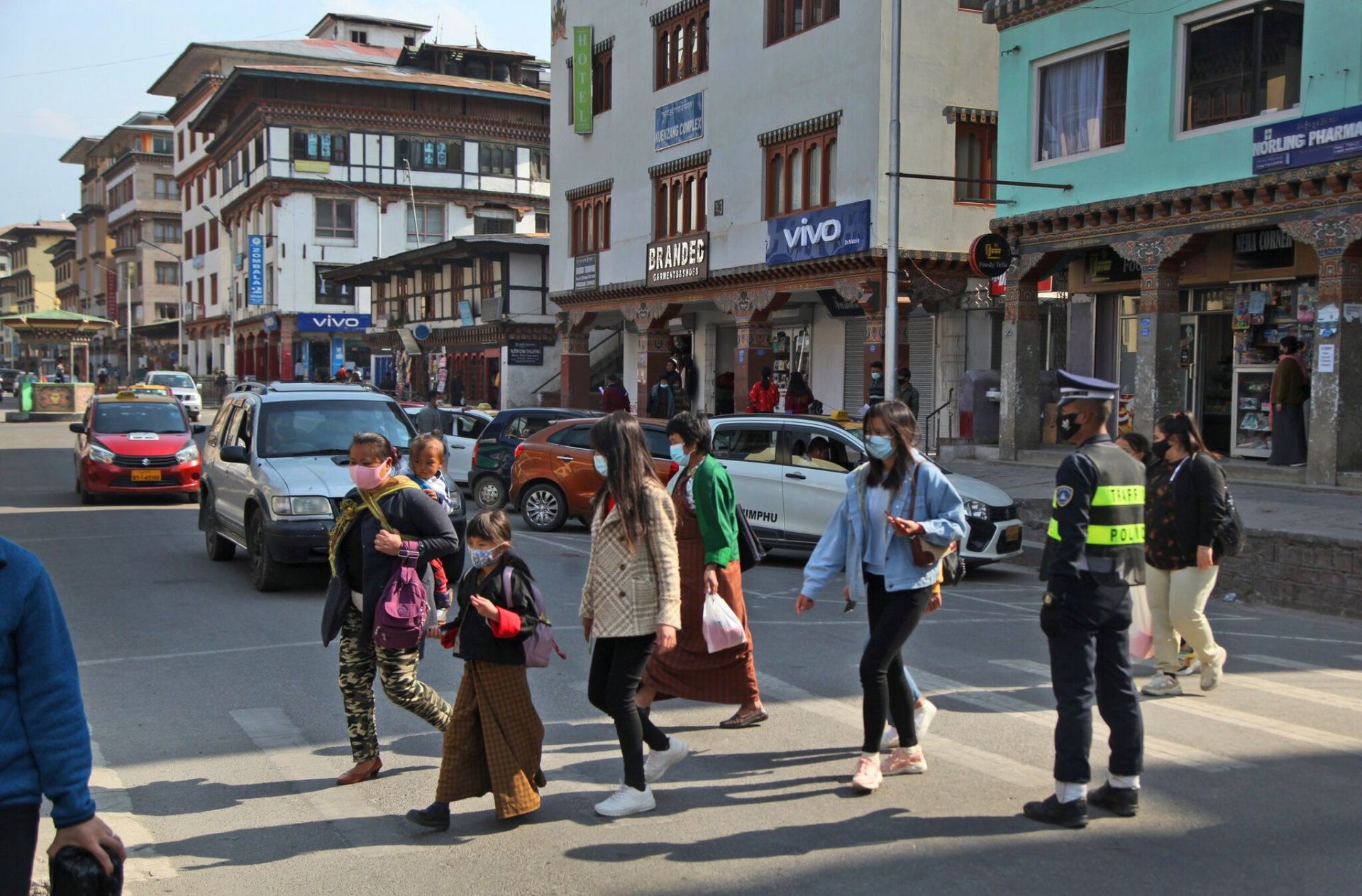 عبور عابران پیاده از خیابانی در پایتخت بوتان