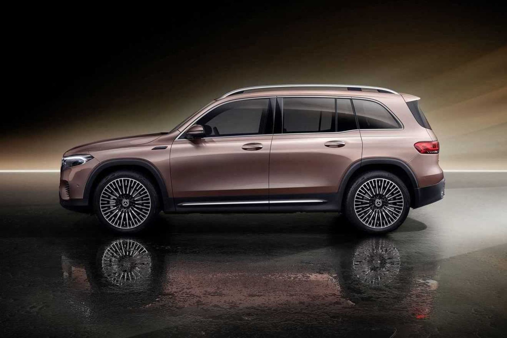 Mercedes-Benz EQB  نمای جانبی مرسدس بنز ای کیو بی