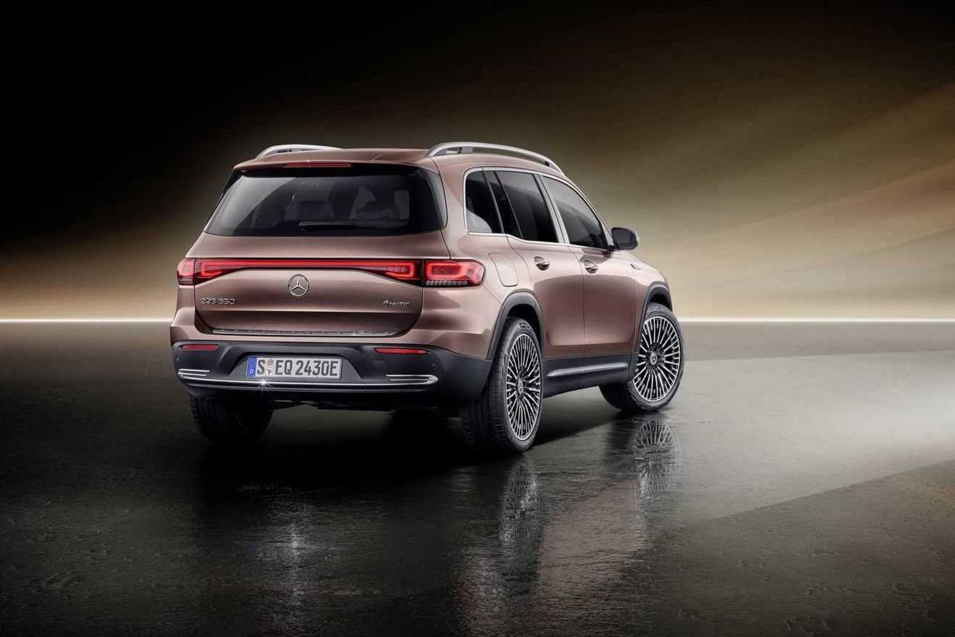 Mercedes-Benz EQB  نمای پشت مرسدس بنز ای کیو بی