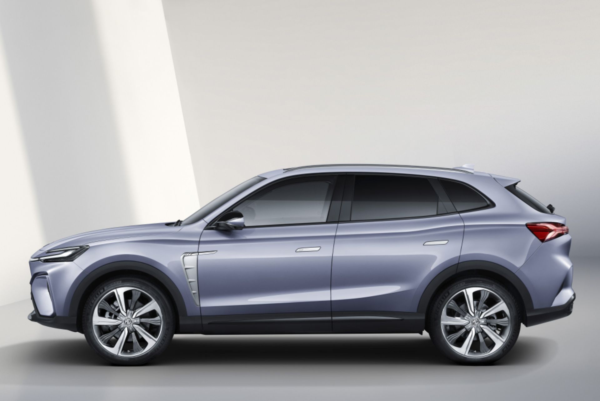 نمای جانبی شاسی بلند برقی ام جی مارول MG Marvel R