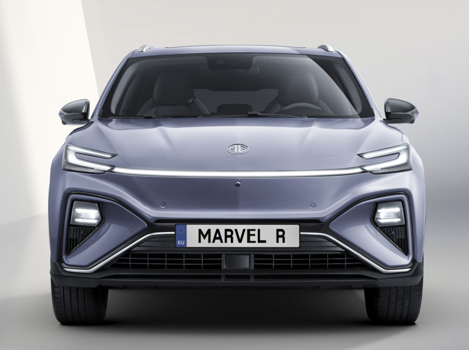 نمای روبرو شاسی بلند برقی ام جی مارول MG Marvel R