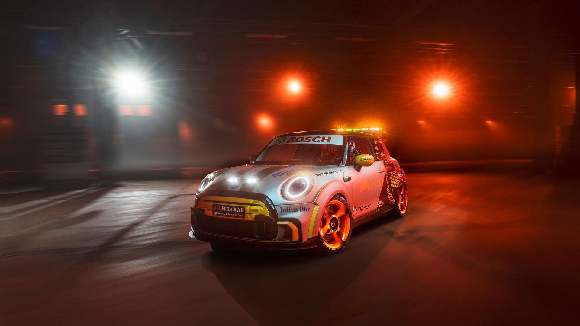 نمای سه چهارم خودروی برقی مینی الکتریکی پیس ‌ستر / MINI Electric Pacesetter در پارکینگ