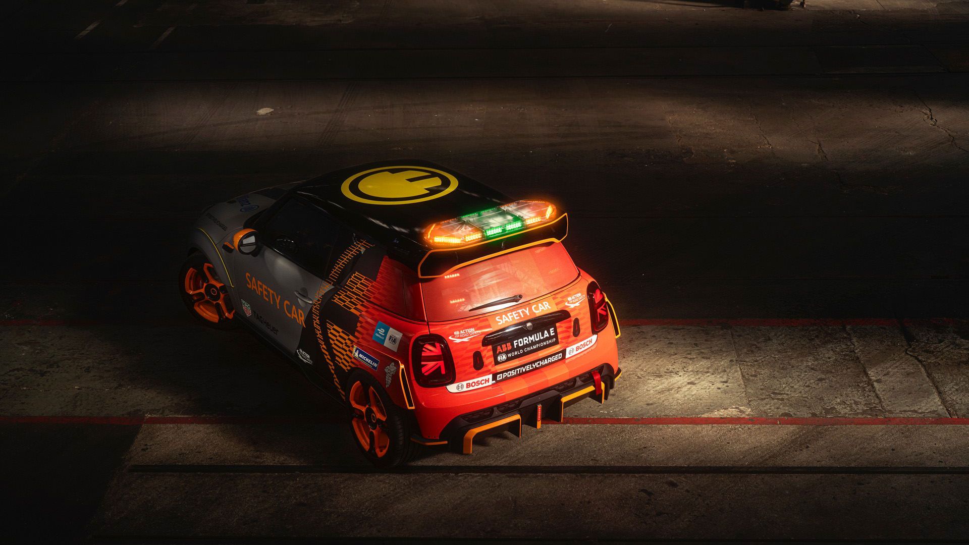 نمای عقب بالا خودروی برقی مینی الکتریکی پیس ‌ستر / MINI Electric Pacesetter