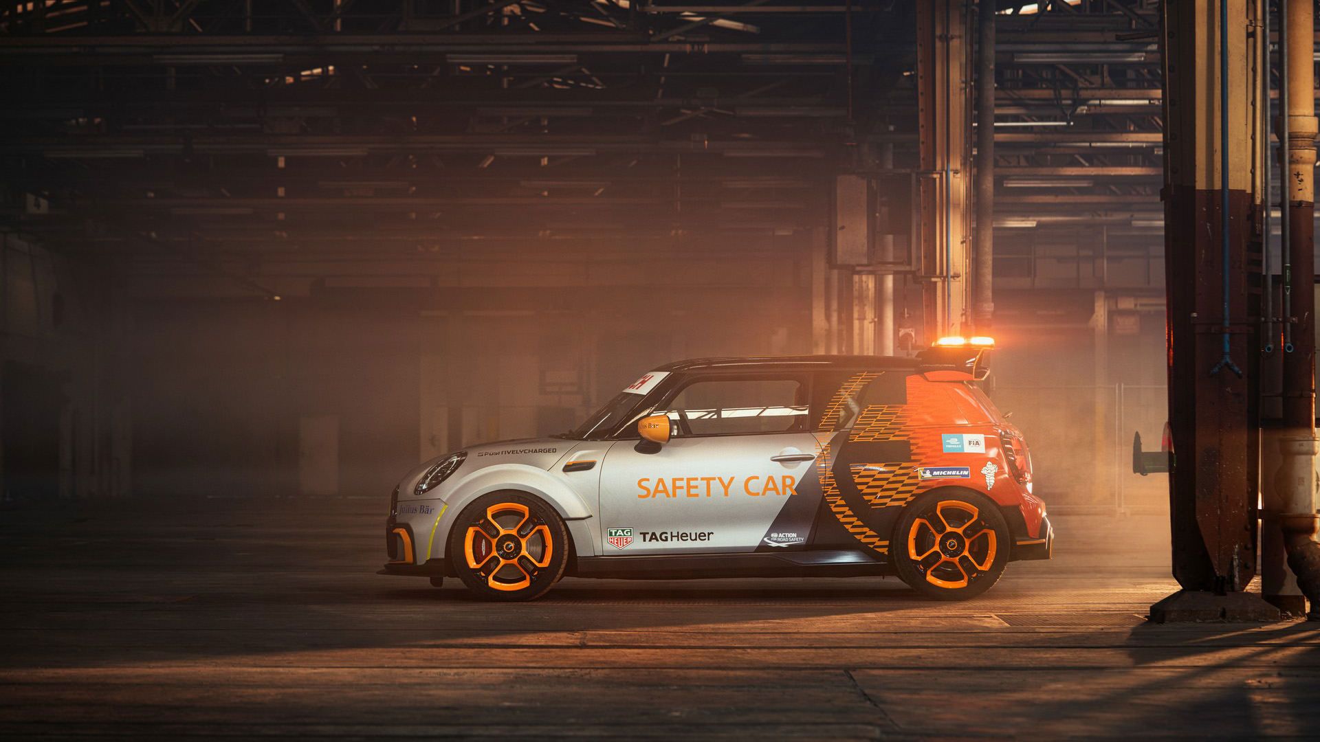 نمای کناری خودروی برقی مینی الکتریکی پیس ‌ستر / MINI Electric Pacesetter