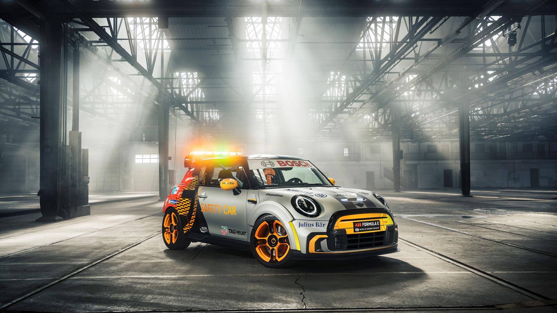 نمای سه چهارم خودروی برقی مینی الکتریکی پیس ‌ستر / MINI Electric Pacesetter