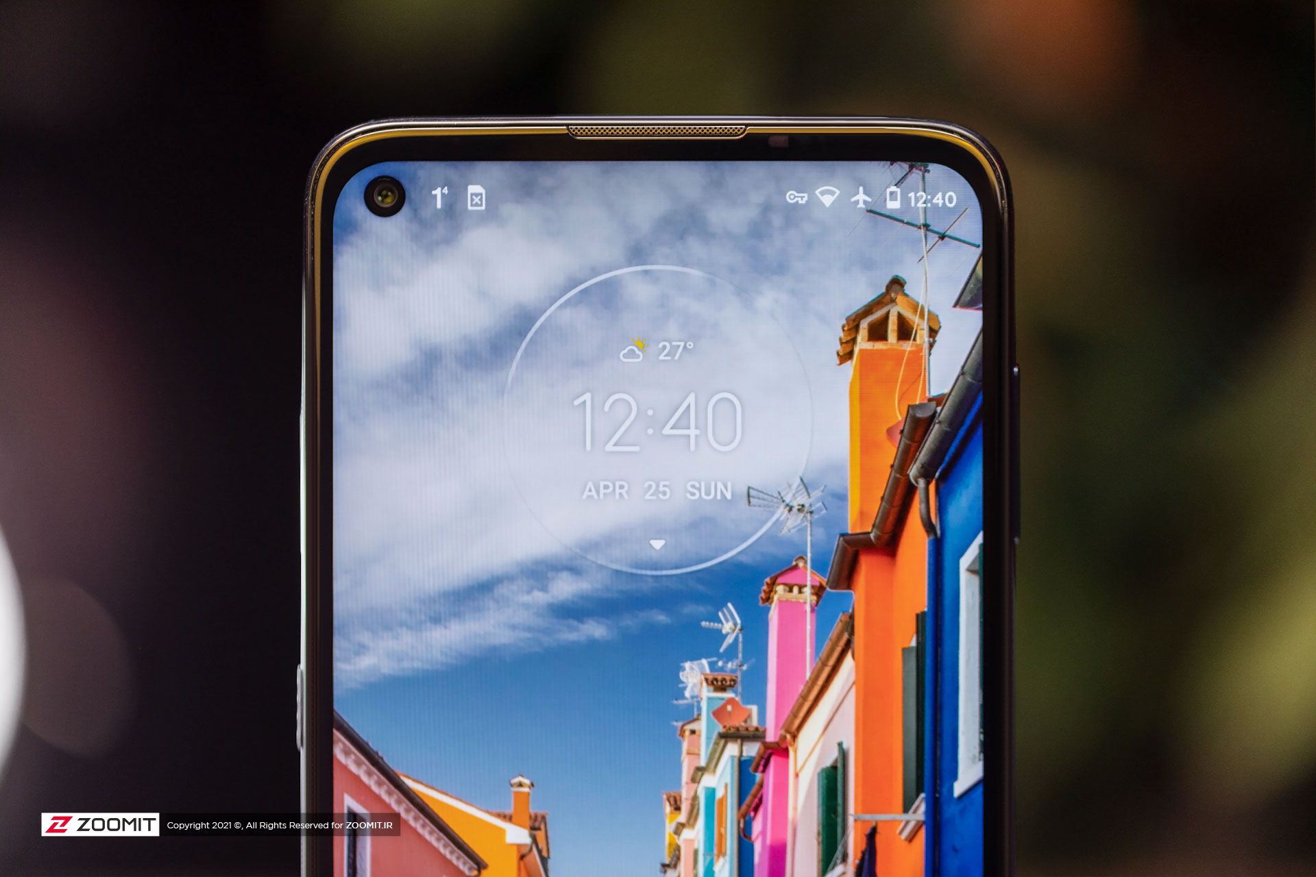 حفره دوربین سلفی و حاشیه بالای صفحه نمایش گوشی موتو جی ۹ پلاس موتورولا