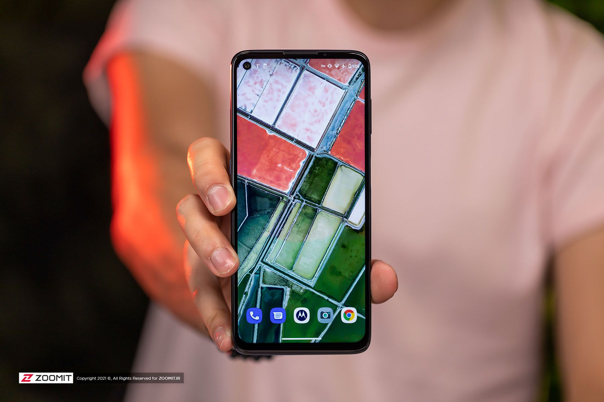 صفحه نمایش گوشی موتو جی ۹ پلاس موتورولا در دست