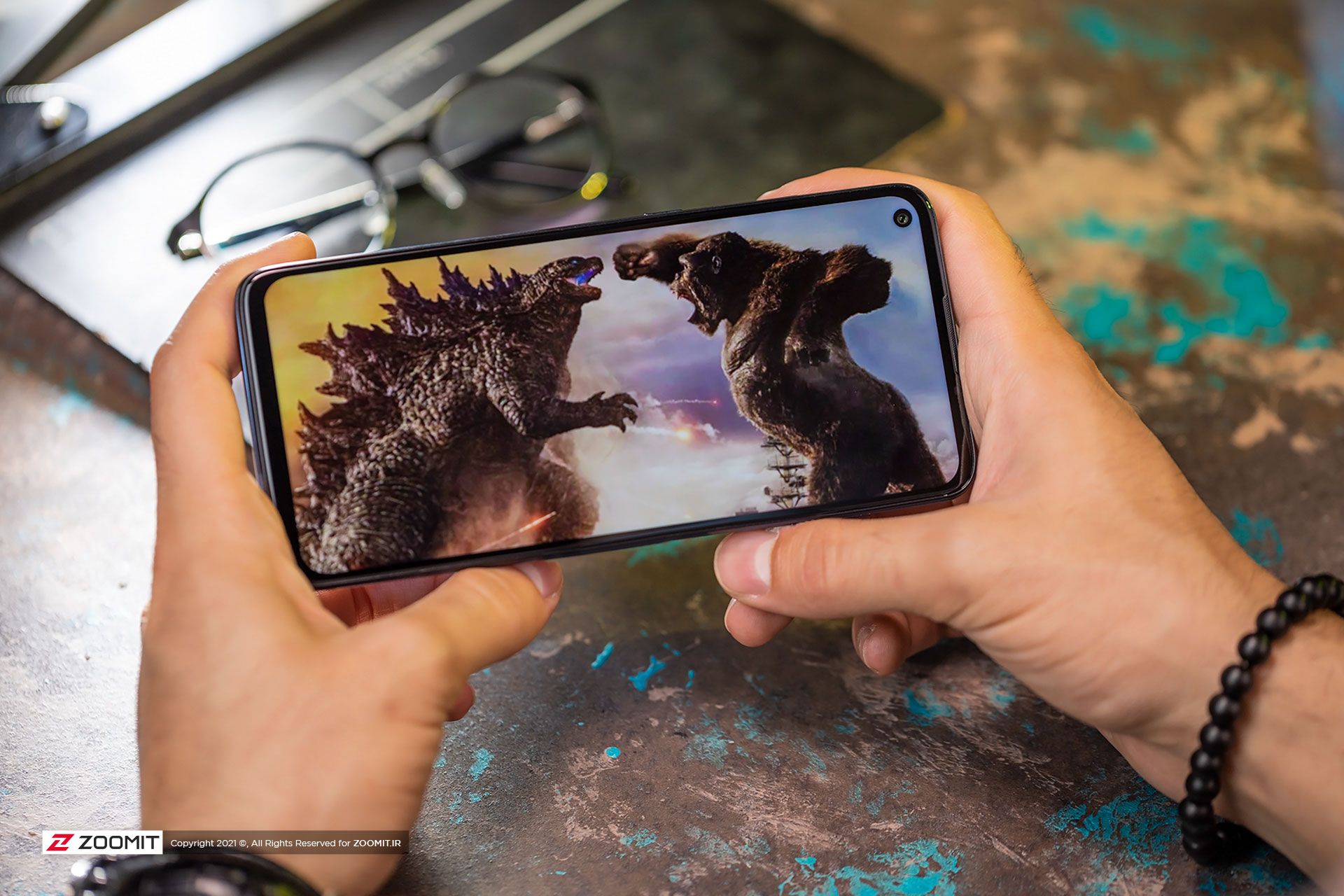 گوشی موتو جی ۹ پلاس موتورولا در حال پخش فیلم گودزیلا علیه کینگ کونگ