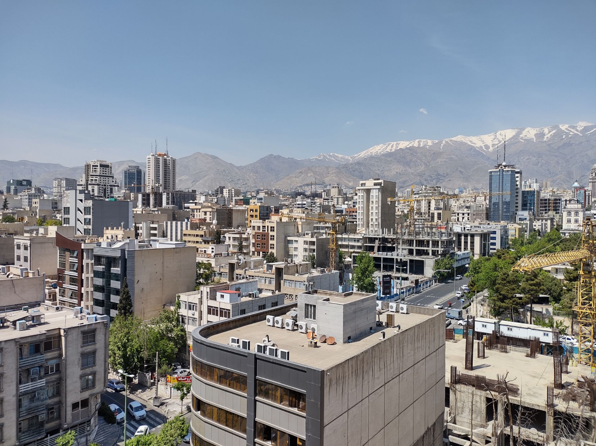 نمونه عکس دوربین اصلی موتورولا موتو جی ۹ پلاس در روز - نمای پنجره دفتر زومیت