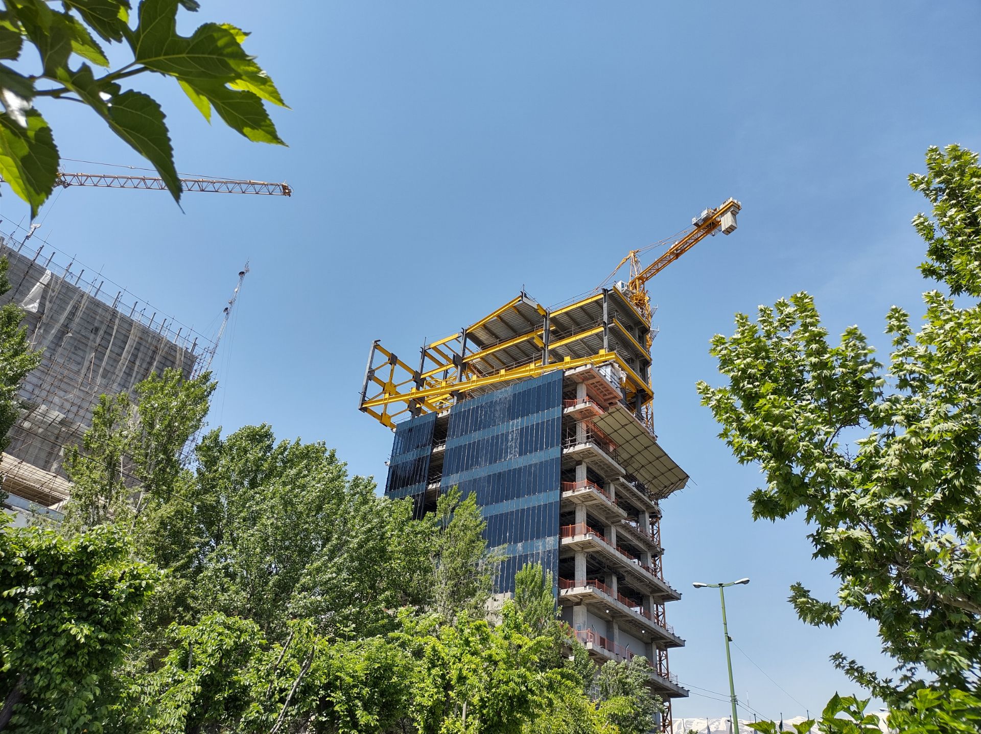 نمونه عکس دوربین اصلی موتورولا موتو جی ۹ پلاس در روز - ساختمان در حال ساخت