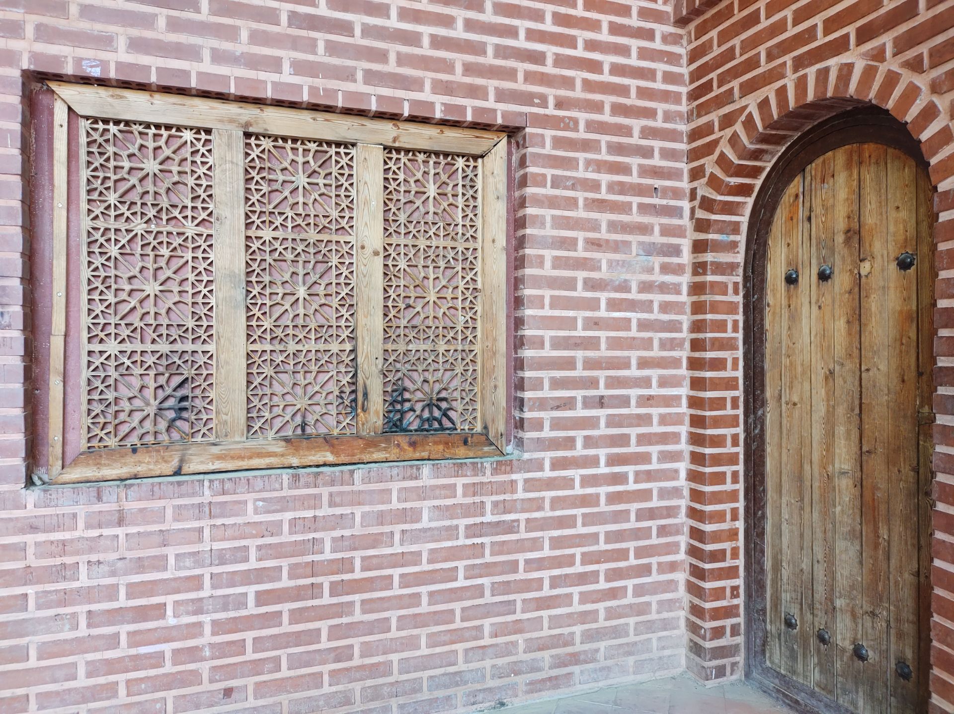 نمونه عکس دوربین اصلی موتورولا موتو جی ۹ پلاس در روز - خانه قدیمی با دیوار آجری