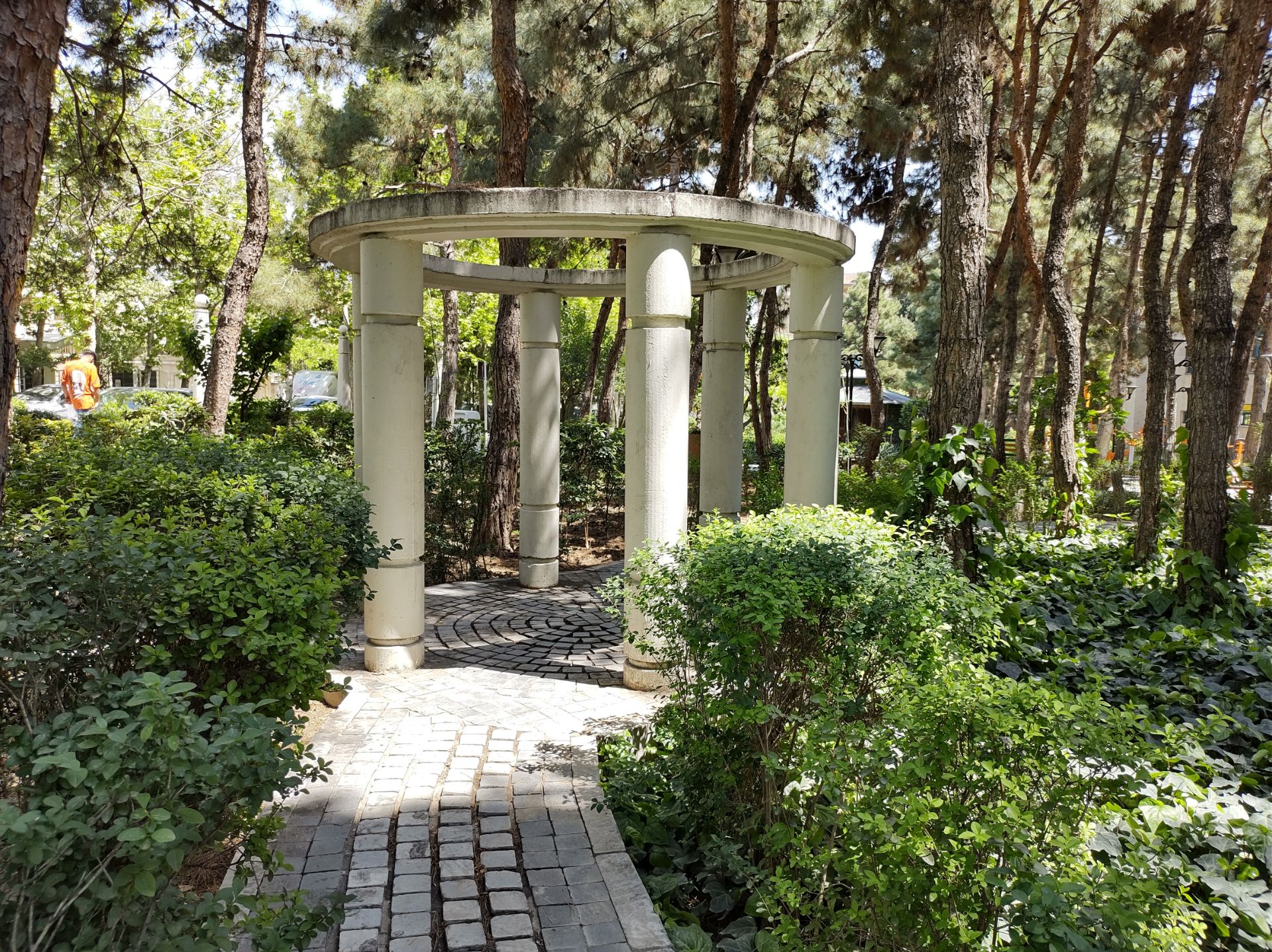 نمونه عکس دوربین اصلی موتورولا موتو جی ۹ پلاس در روز - نمایی در پارک صبا