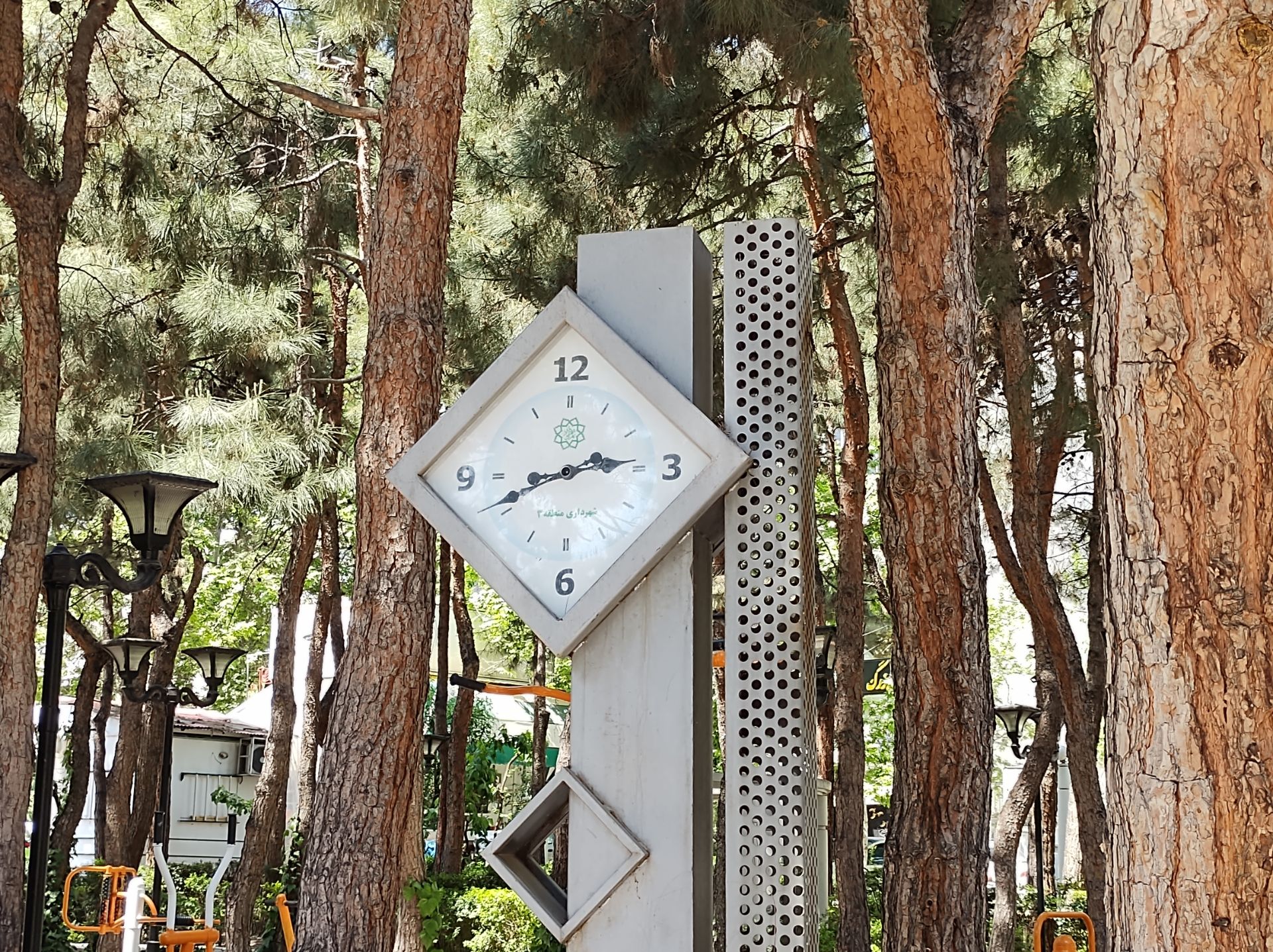 نمونه عکس دوربین اصلی موتورولا موتو جی ۹ پلاس در روز - ساعت در پارک