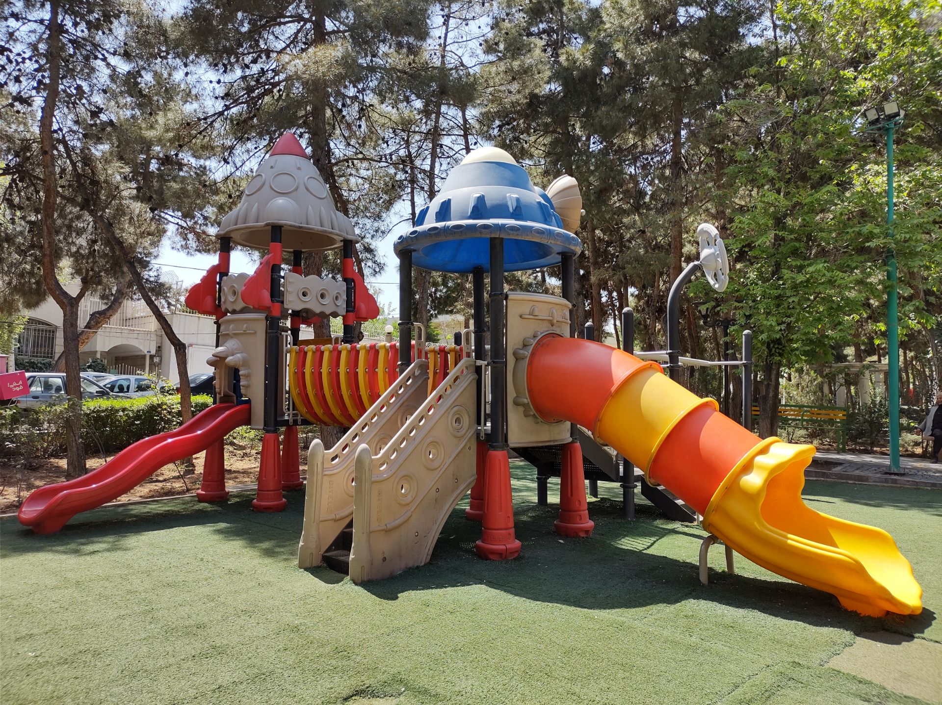 نمونه عکس دوربین اصلی موتورولا موتو جی ۹ پلاس در روز - سرسره در پارک