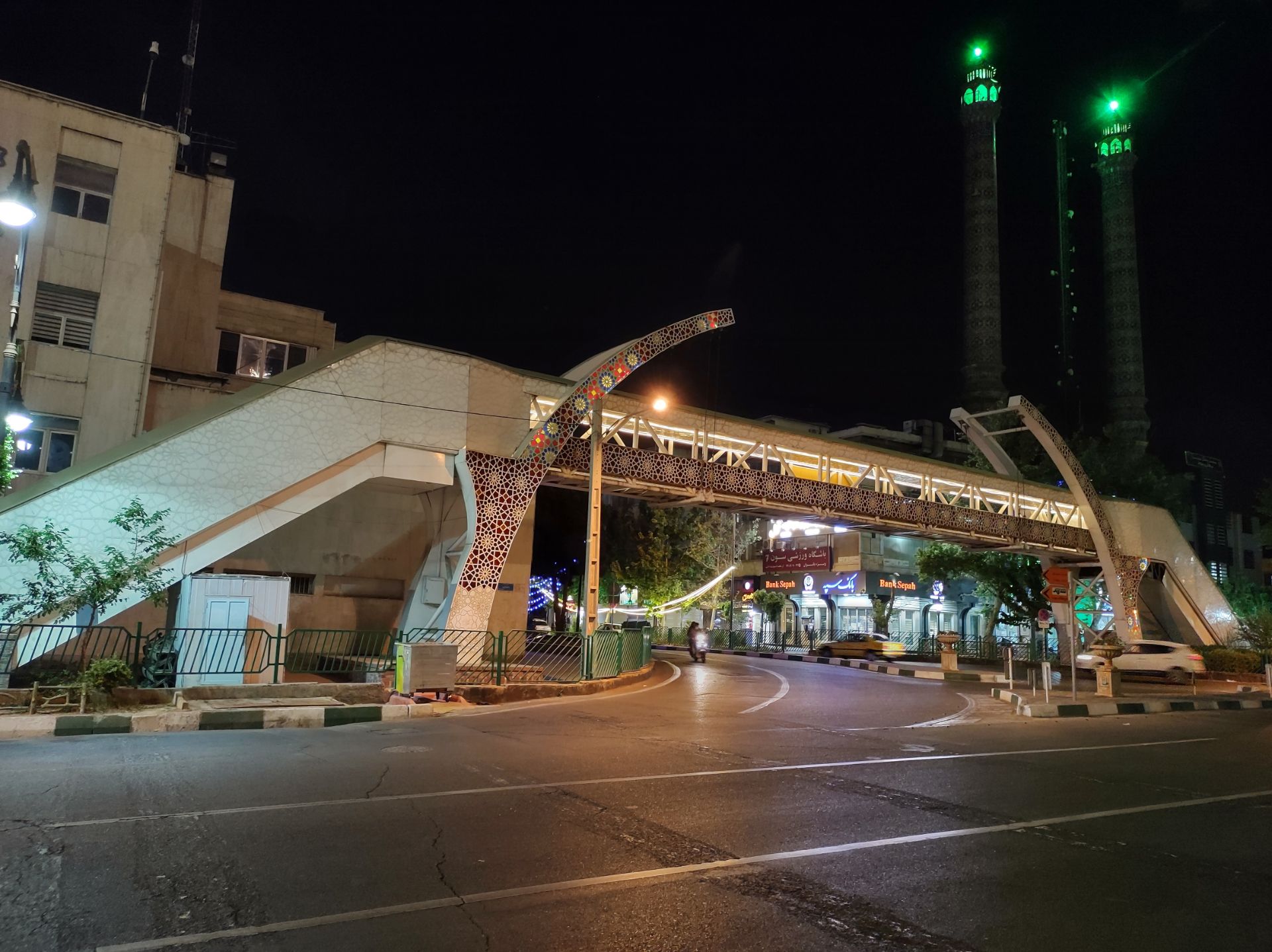 نمونه عکس دوربین اصلی موتورولا موتو جی ۹ پلاس در شب - نمای خیابان و پل عابر