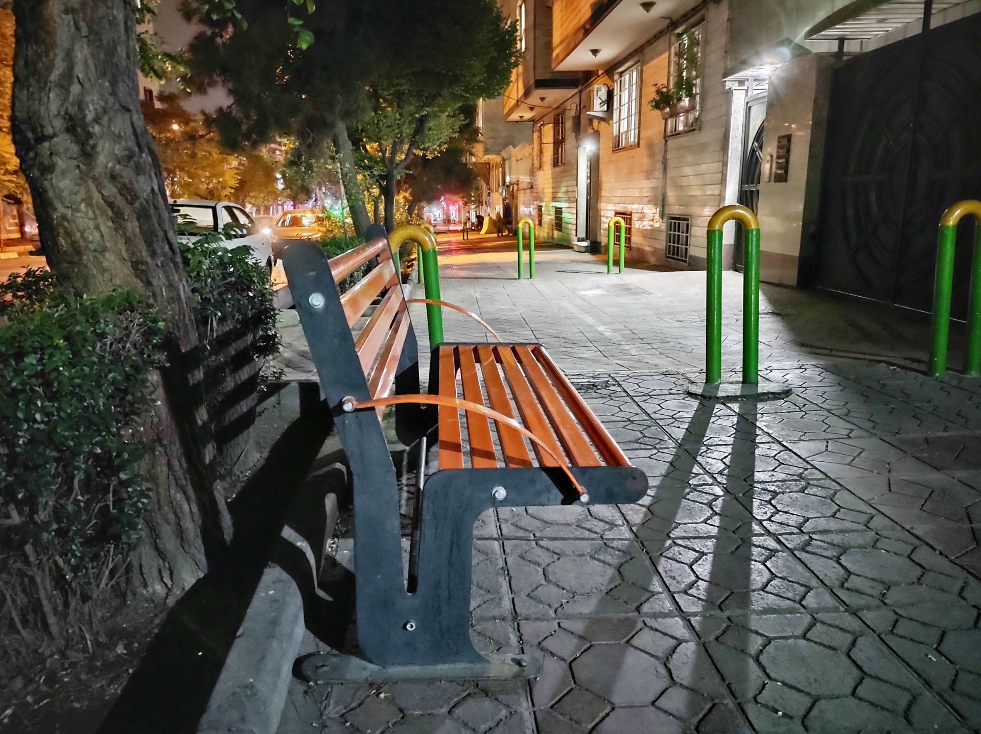 نمونه عکس دوربین اصلی موتورولا موتو جی ۹ پلاس در روز - صندلی در کنار خیابان