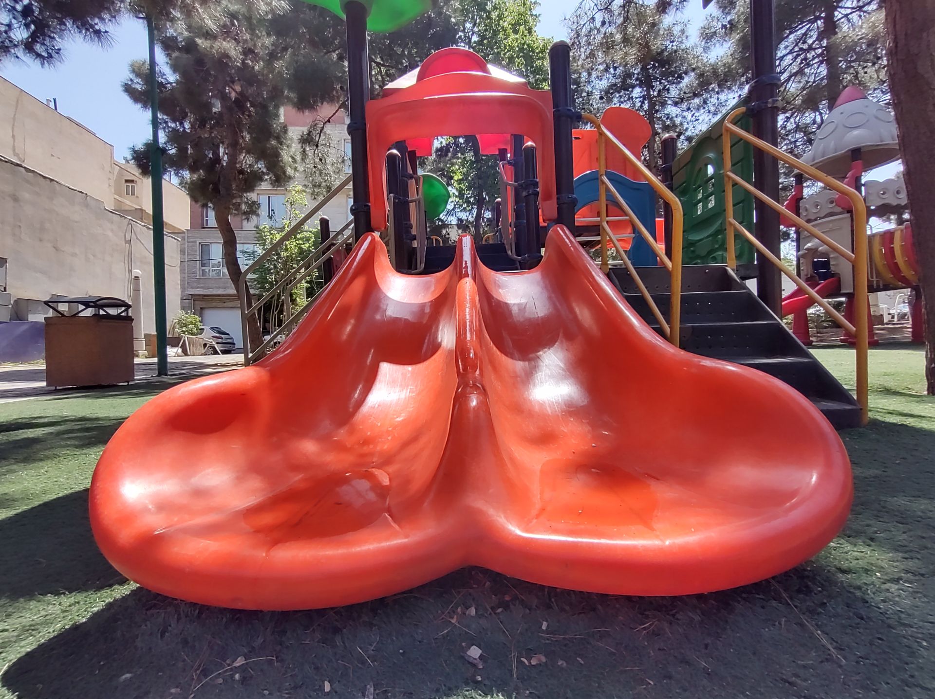 نمونه عکس دوربین اولتراواید موتورولا موتو جی ۹ پلاس در روز - سرسره در پارک