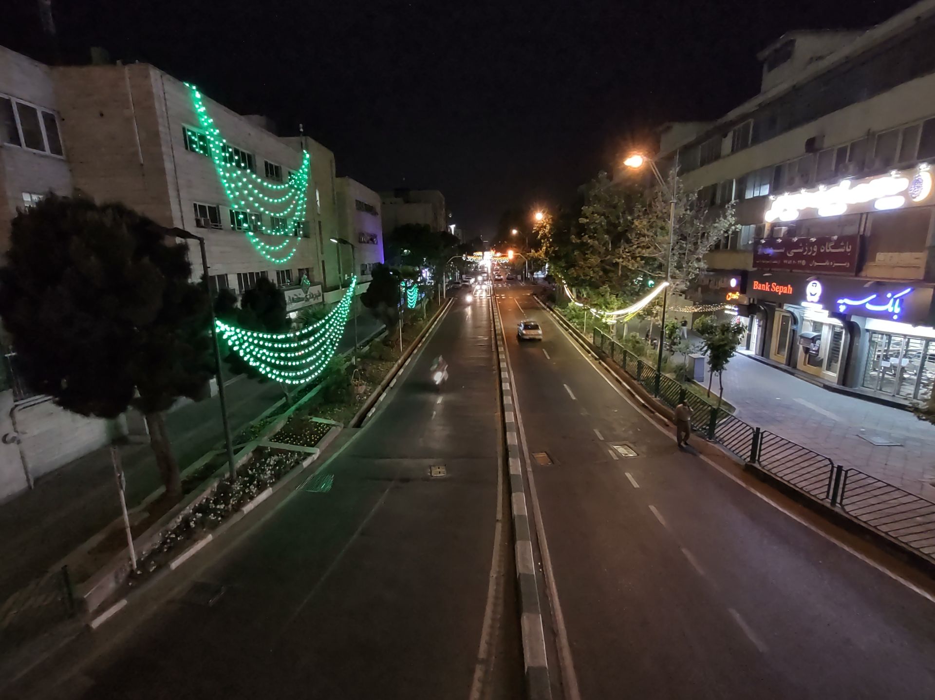 نمونه عکس دوربین اولتراواید موتورولا موتو جی ۹ پلاس در شب - نمایی از خیابان