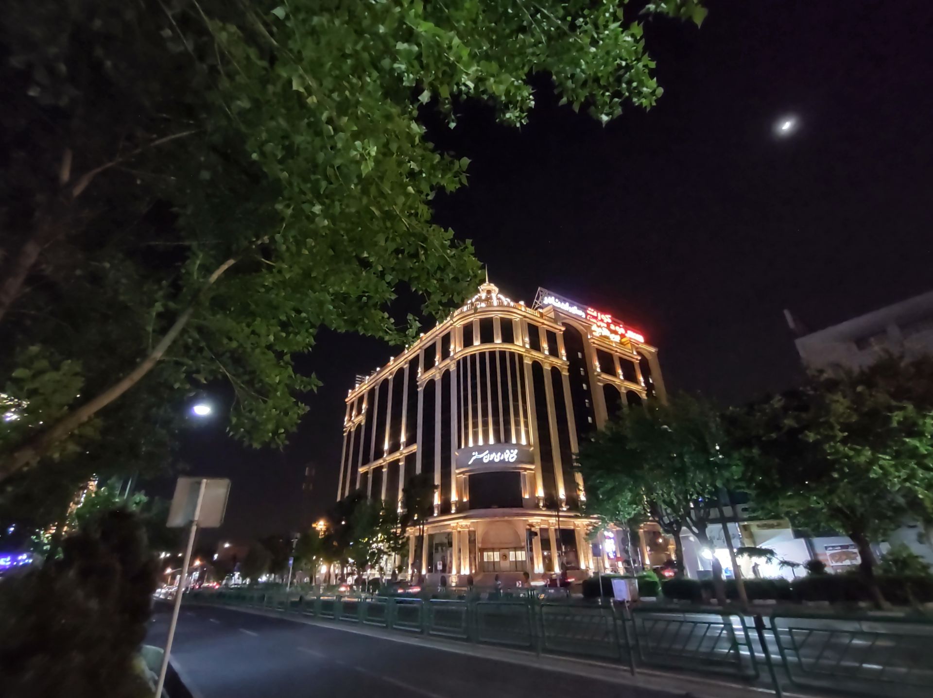 نمونه عکس دوربین اولتراواید موتورولا موتو جی ۹ پلاس در شب - نمایی از مرکز خرید سون سنتر