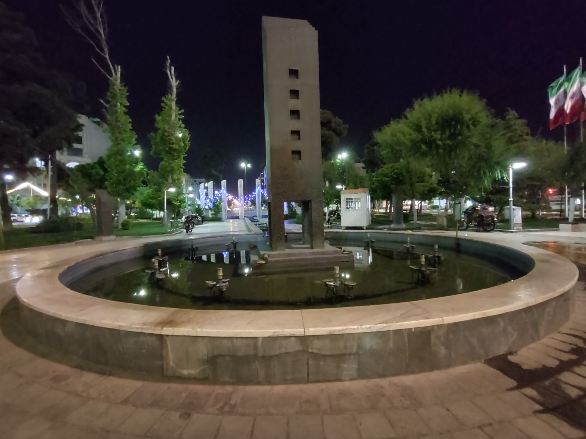 نمونه عکس دوربین اولتراواید موتورولا موتو جی ۹ پلاس در شب - آبنما در پارک