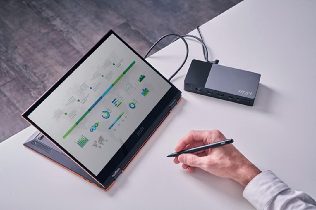 لپ تاپ MSI Summit E13 Flip Evo روی میز با قلم لمسی