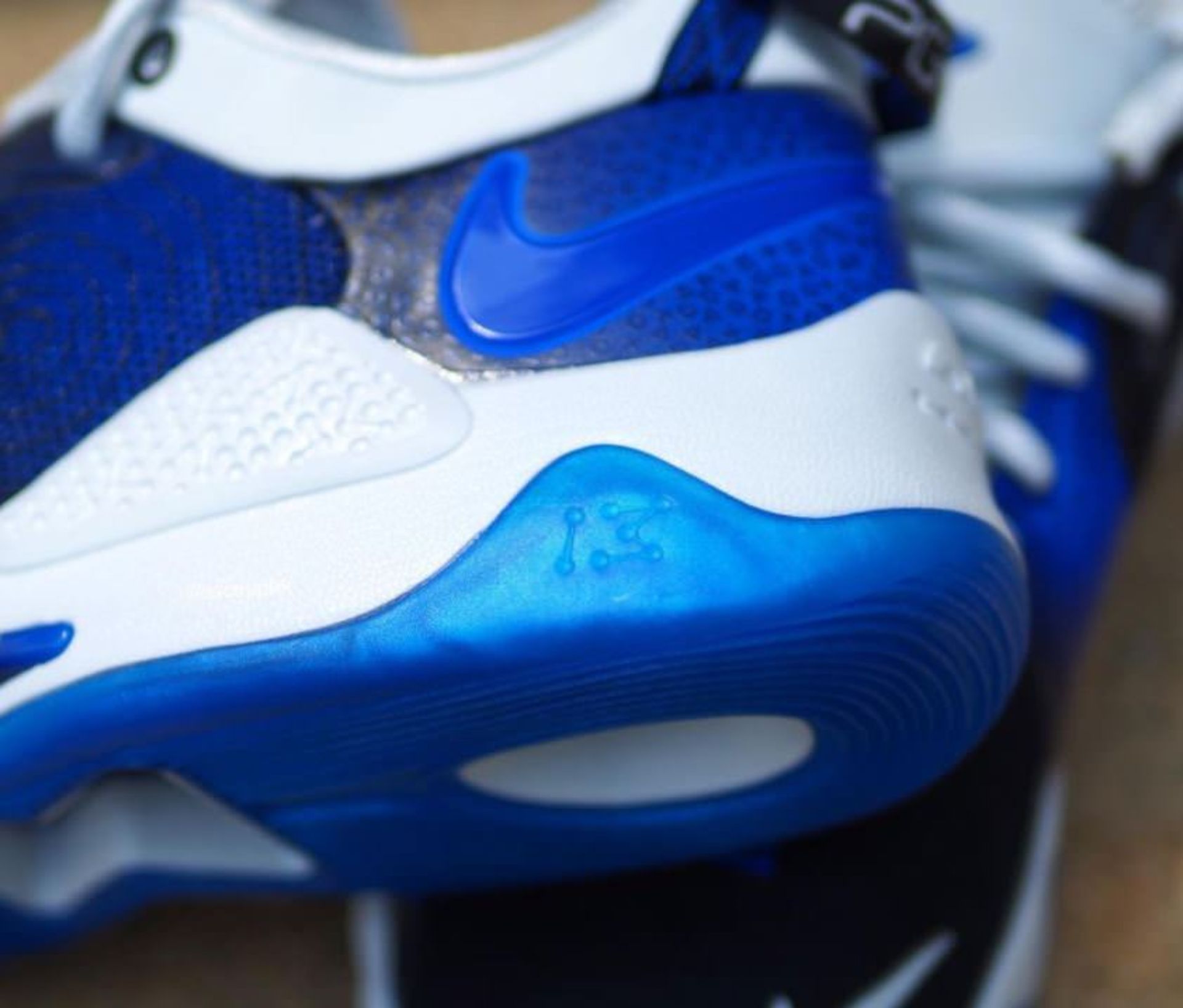 کفش نایکی با طراحی الهام گرفته از پلی استیشن 5