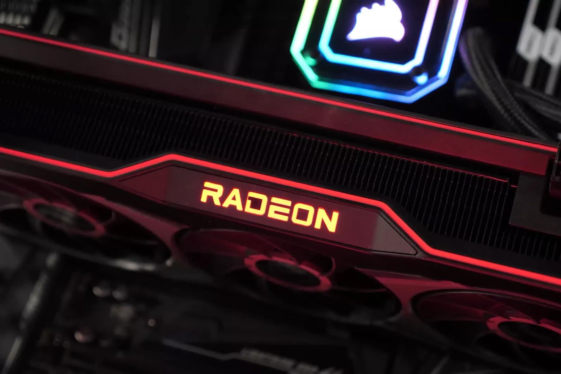 لوگو قرمز Radeon روی کارت گرافیک ای ام دی رادئون AMD در داخل کیس نمای نزدیک