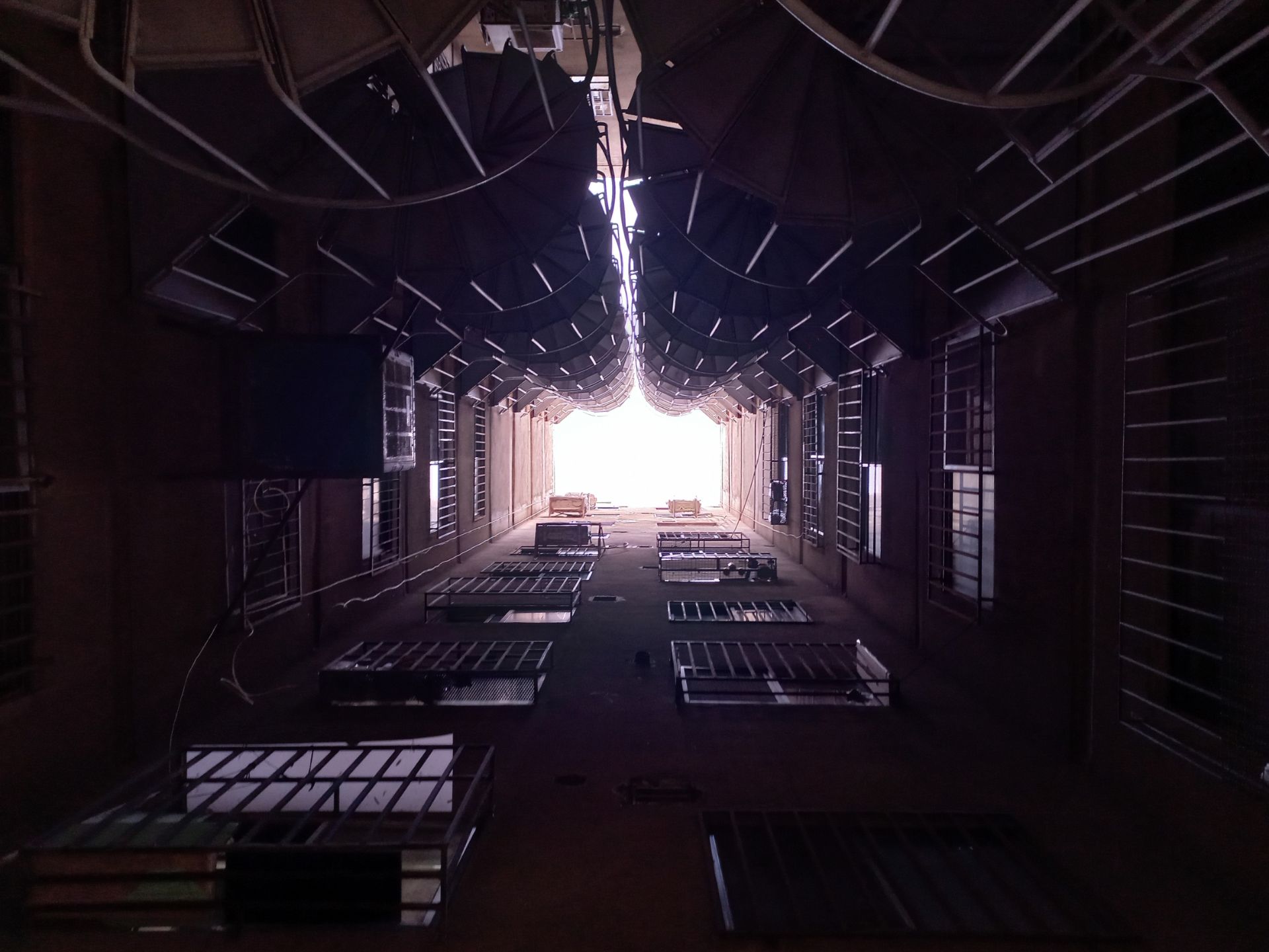 نمونه عکس ثبت شده توسط دوربین اصلی گلکسی A32 در روشنایی روز - پله‌های اظطراری بین بلوک‌های شهرک اکباتان