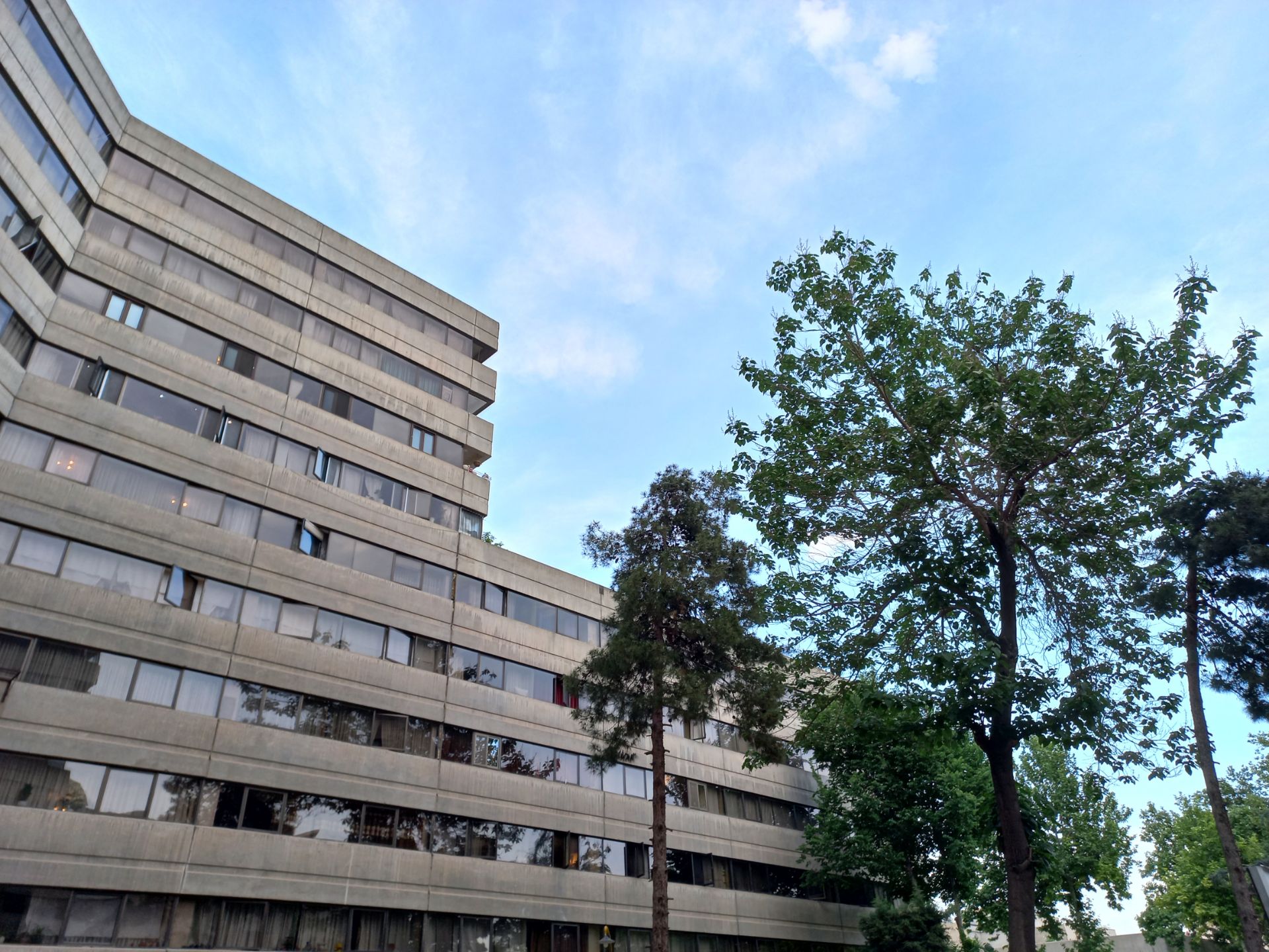 نمونه عکس ثبت شده توسط دوربین اصلی گلکسی A32 در روشنایی روز - ساختمان یکی از بلوک‌های شهرک اکباتان