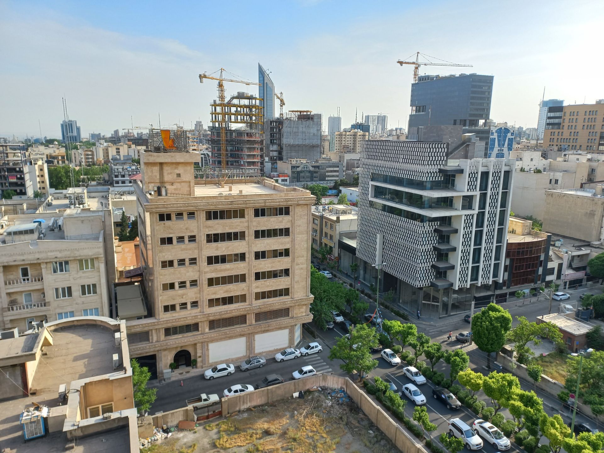 نمونه عکس ثبت شده توسط دوربین اصلی گلکسی A32 در روشنایی روز - خیابان نلسون ماندلا از نمای بالا