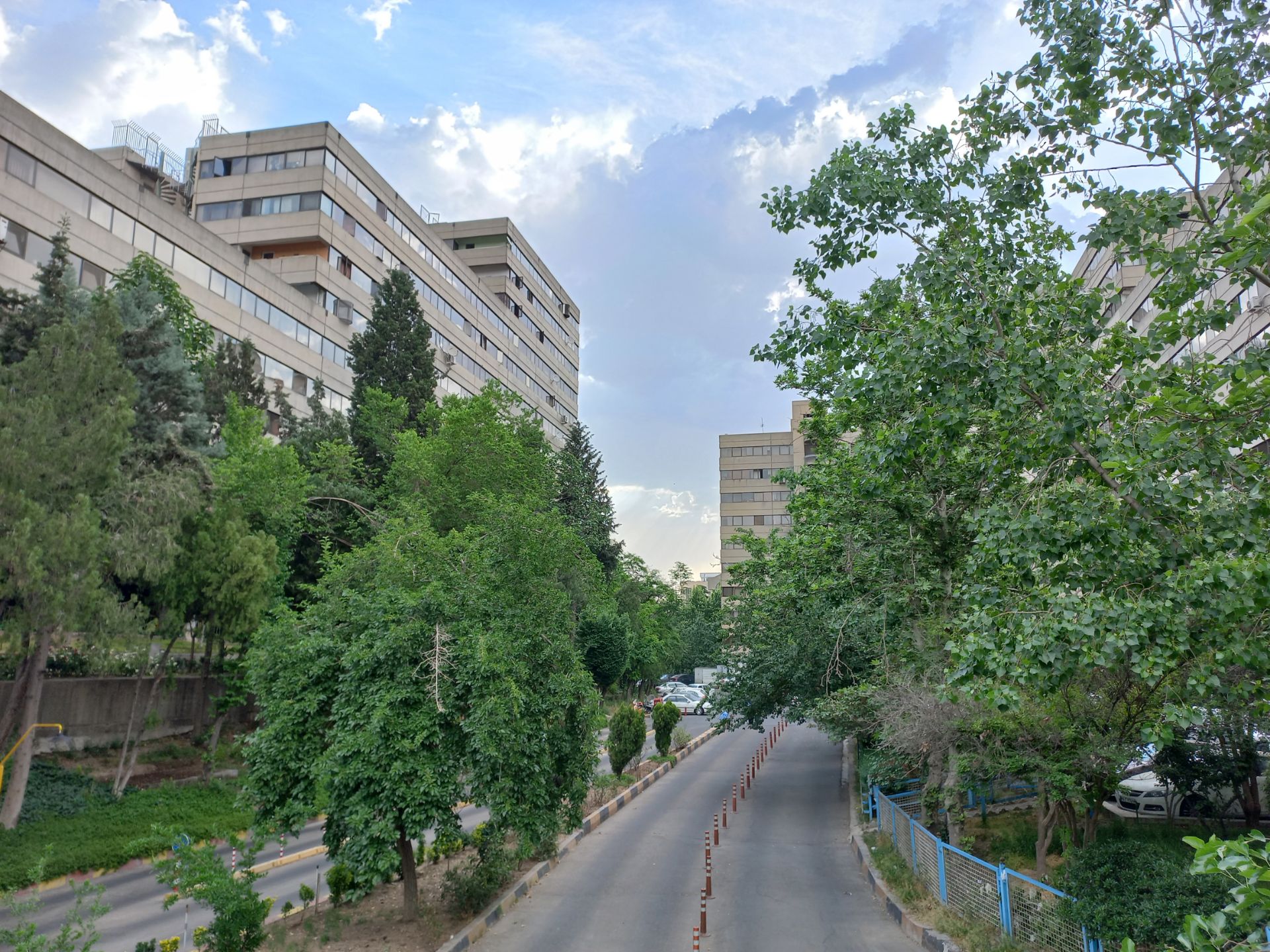 نمونه عکس ثبت شده توسط دوربین اصلی گلکسی A32 در روشنایی روز - بین بلوک‌های شهرک اکباتان