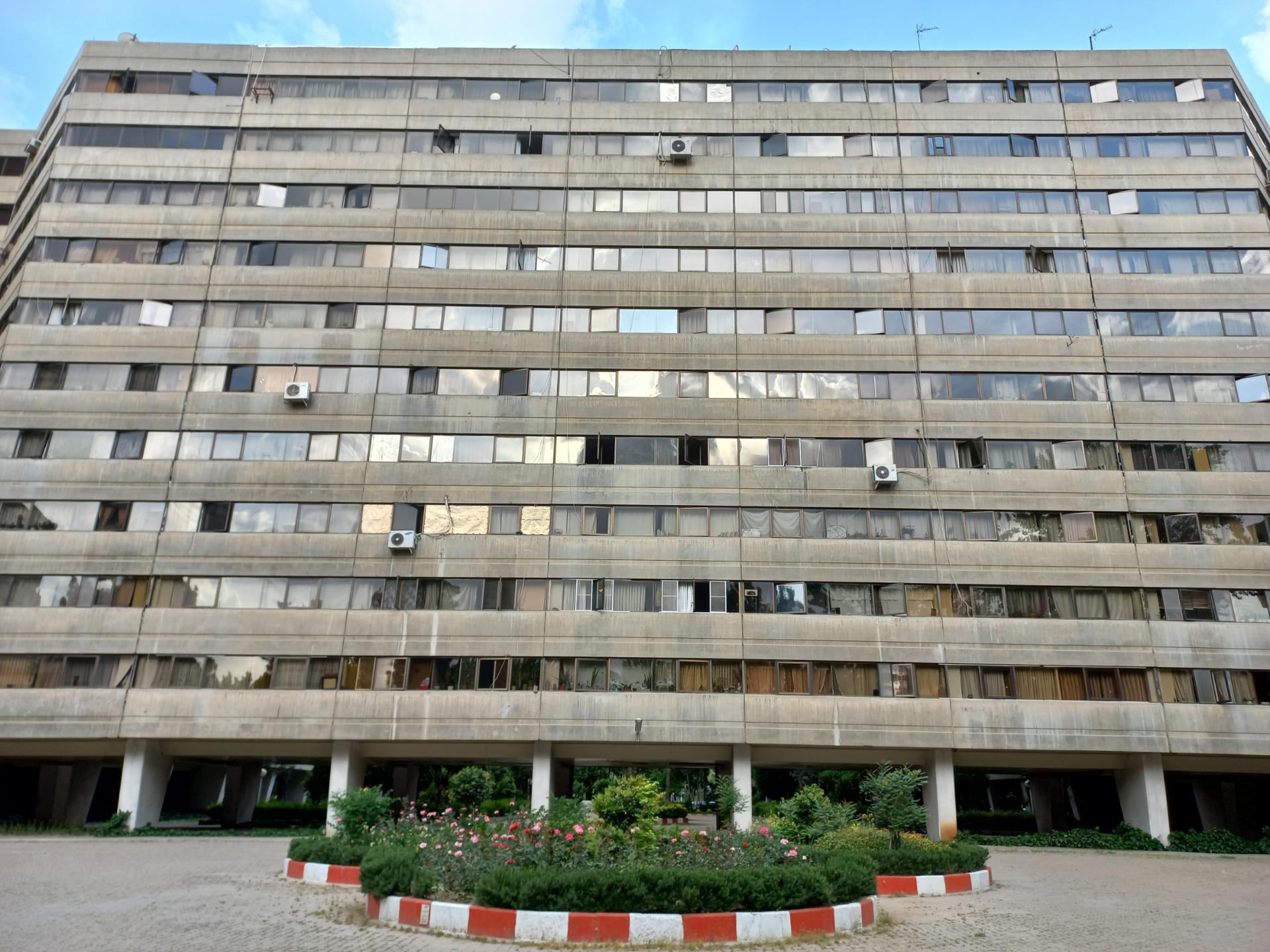 نمونه عکس ثبت شده توسط دوربین اصلی گلکسی A32 در روشنایی روز - ساختمان یکی از بلوک‌های شهرک اکباتان
