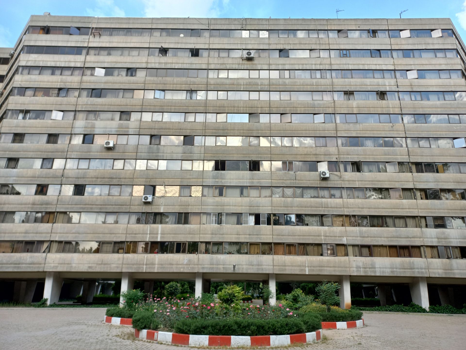 نمونه عکس ثبت شده توسط دوربین اصلی گلکسی A32 در روشنایی روز - ساختمان یکی از بلوک‌های شهرک اکباتان