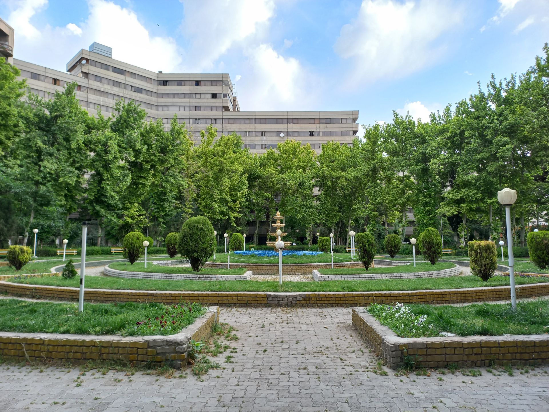 نمونه عکس ثبت شده توسط دوربین اصلی گلکسی A32 در روشنایی روز - محوطه‌ی بین بلوک‌های شهرک اکباتان