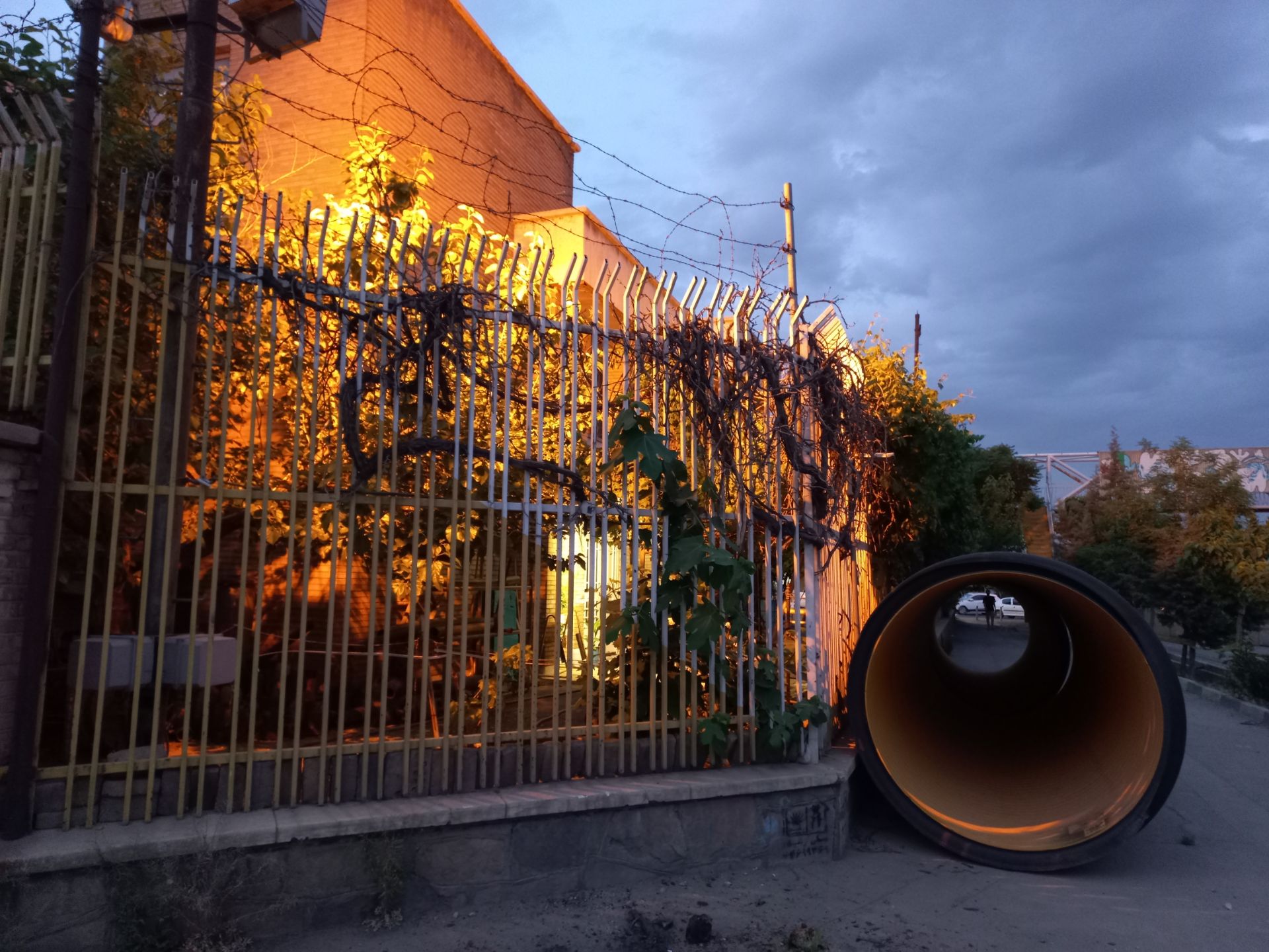 نمونه عکس ثبت شده توسط دوربین اصلی گلکسی A32 در تاریکی شب - ابتدای خیابان بیمه یکم
