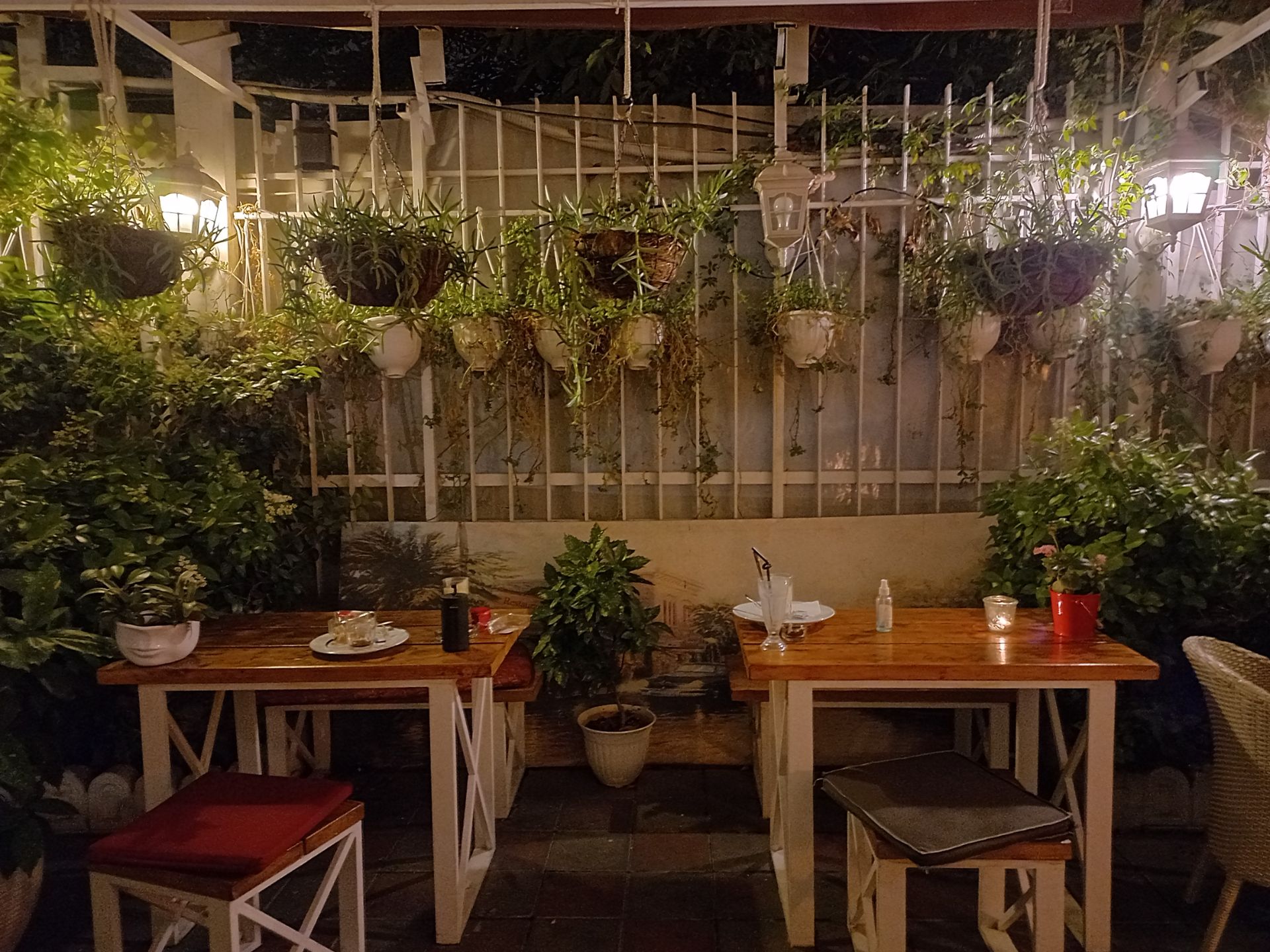 نمونه عکس ثبت شده توسط دوربین اصلی گلکسی A32 در تاریکی شب - دو میز در یک کافه