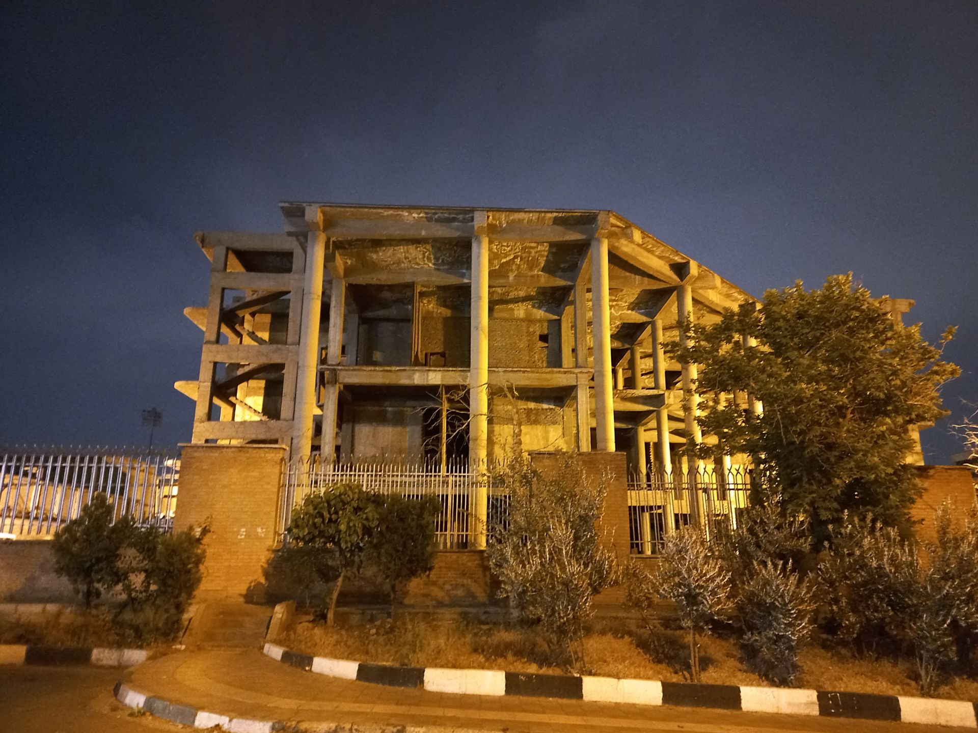 نمونه عکس ثبت شده توسط دوربین اصلی گلکسی A32 در تاریکی شب - ساختمانی در خیابان ورزش شهرک اکباتان