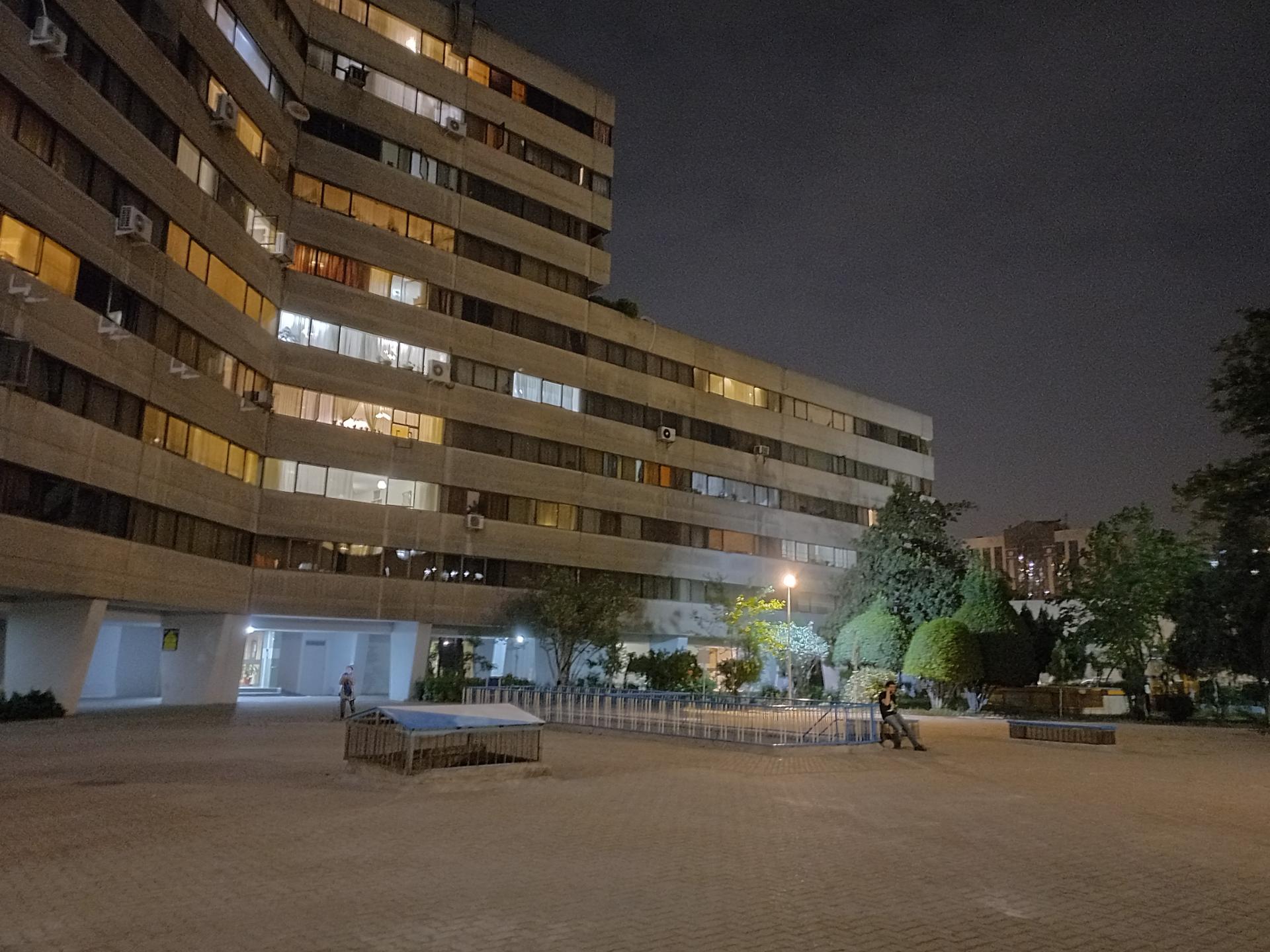 نمونه عکس ثبت شده توسط دوربین اصلی گلکسی A32 در تاریکی شب - یکی از ساختمان‌های بلوک‌های شهرک اکباتان