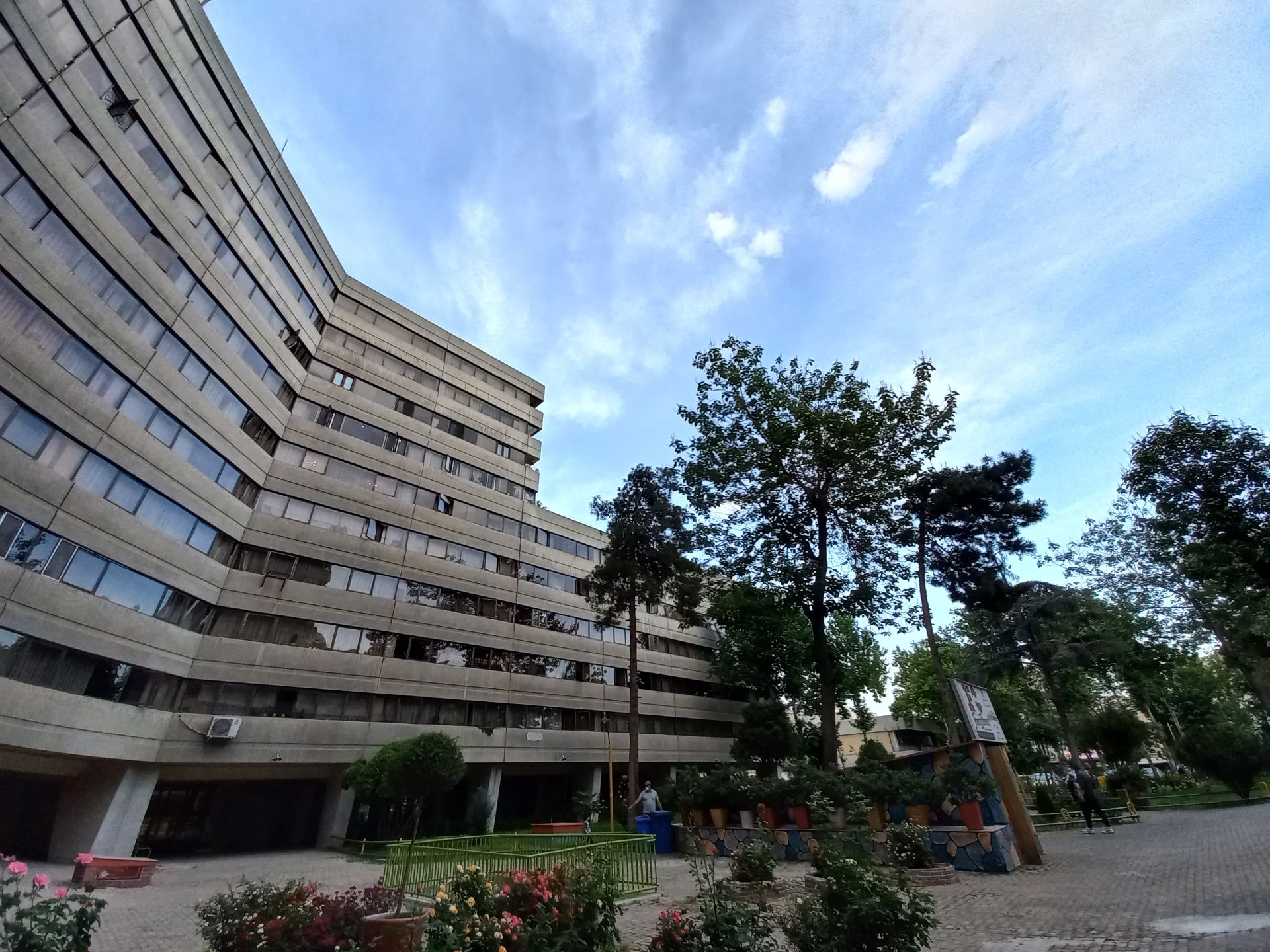 نمونه عکس ثبت شده توسط دوربین فوق‌عریض گلکسی A32 سامسونگ در روشنایی روز - ساختمان‌های بلوک‌های شهرک اکباتان