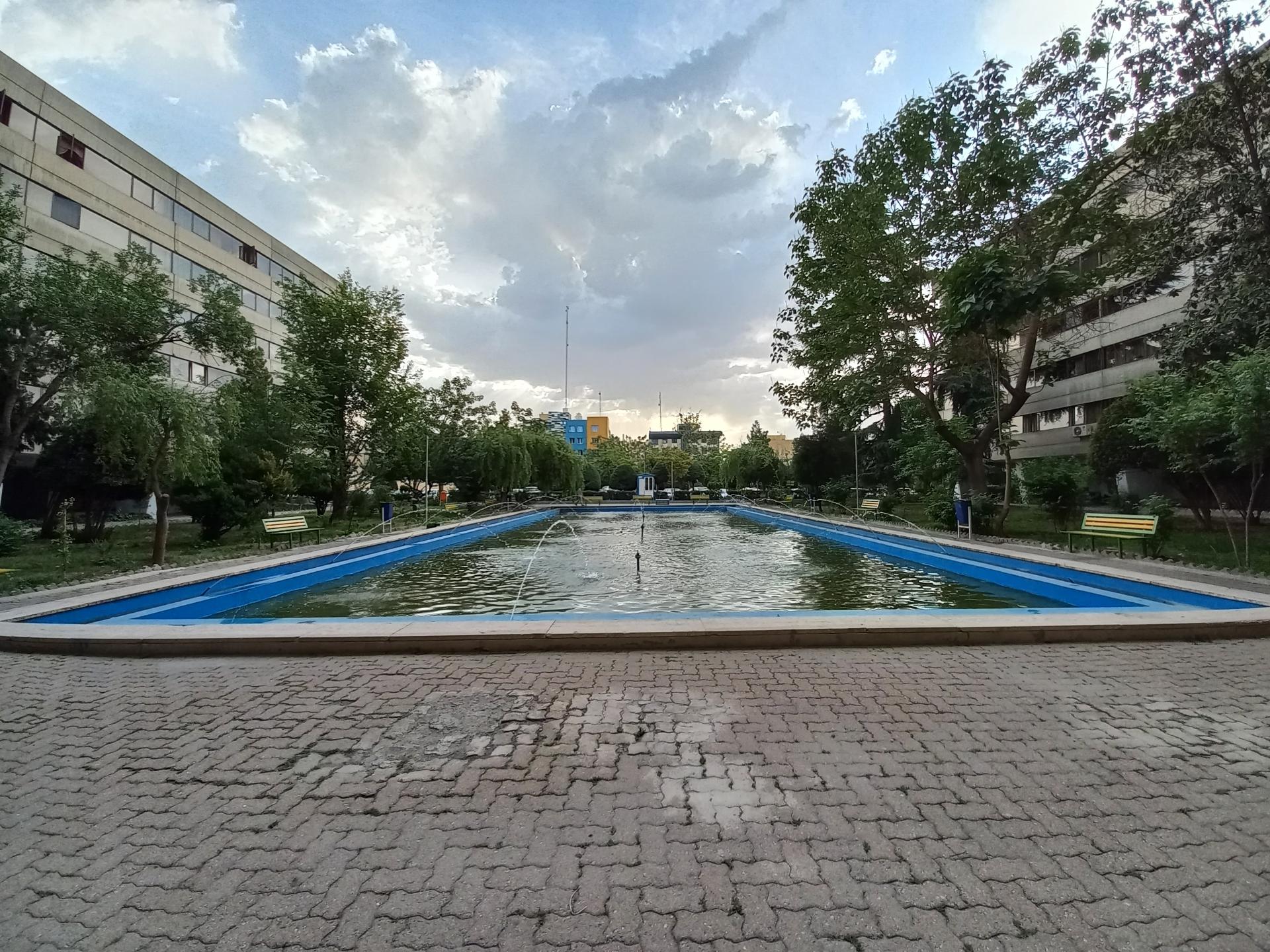 نمونه عکس ثبت شده توسط دوربین فوق‌عریض گلکسی A32 سامسونگ در روشنایی روز - حوض بلوک A1 شهرک اکباتان