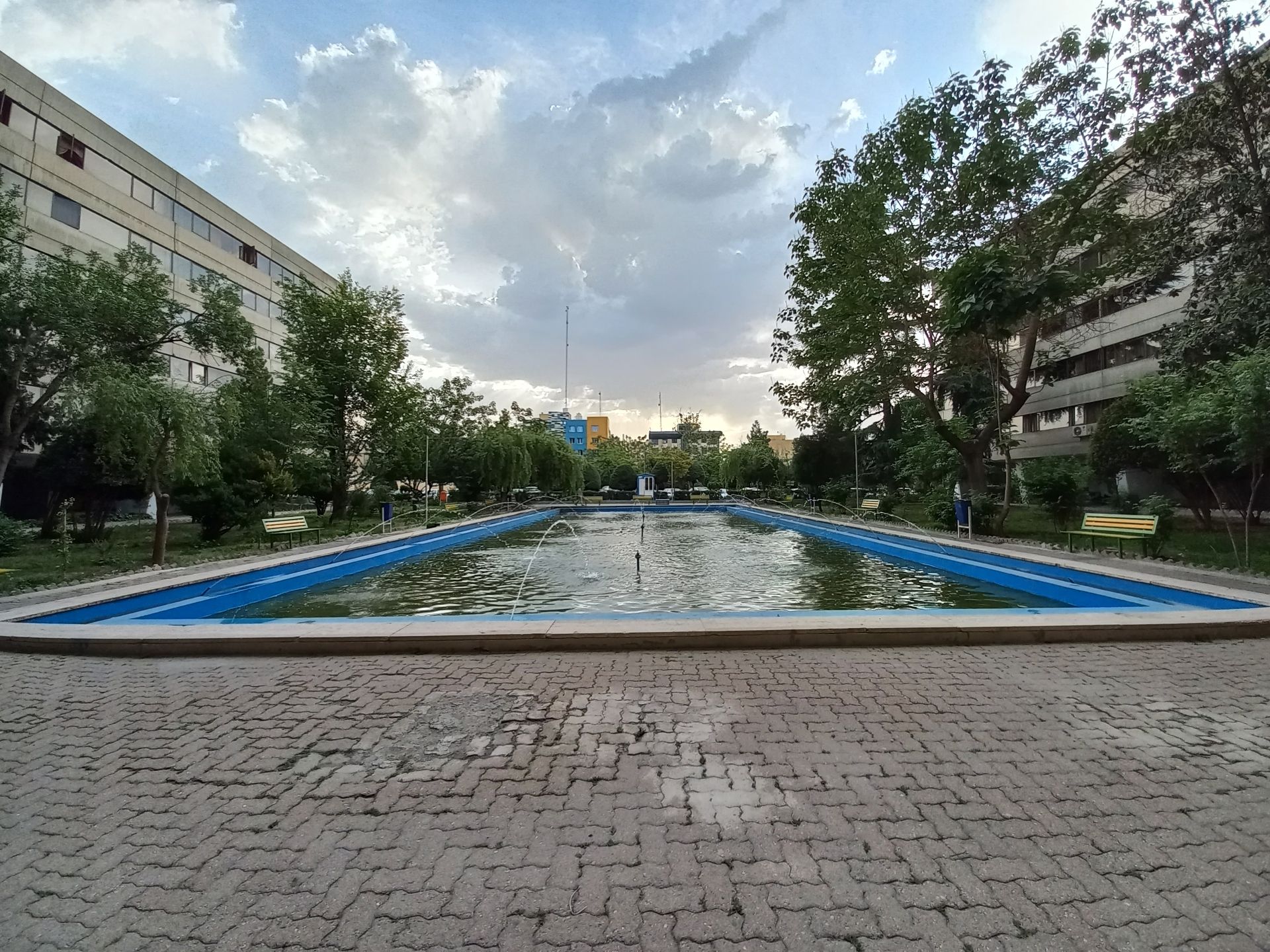 نمونه عکس ثبت شده توسط دوربین فوق‌عریض گلکسی A32 سامسونگ در روشنایی روز - حوض بلوک A1 شهرک اکباتان