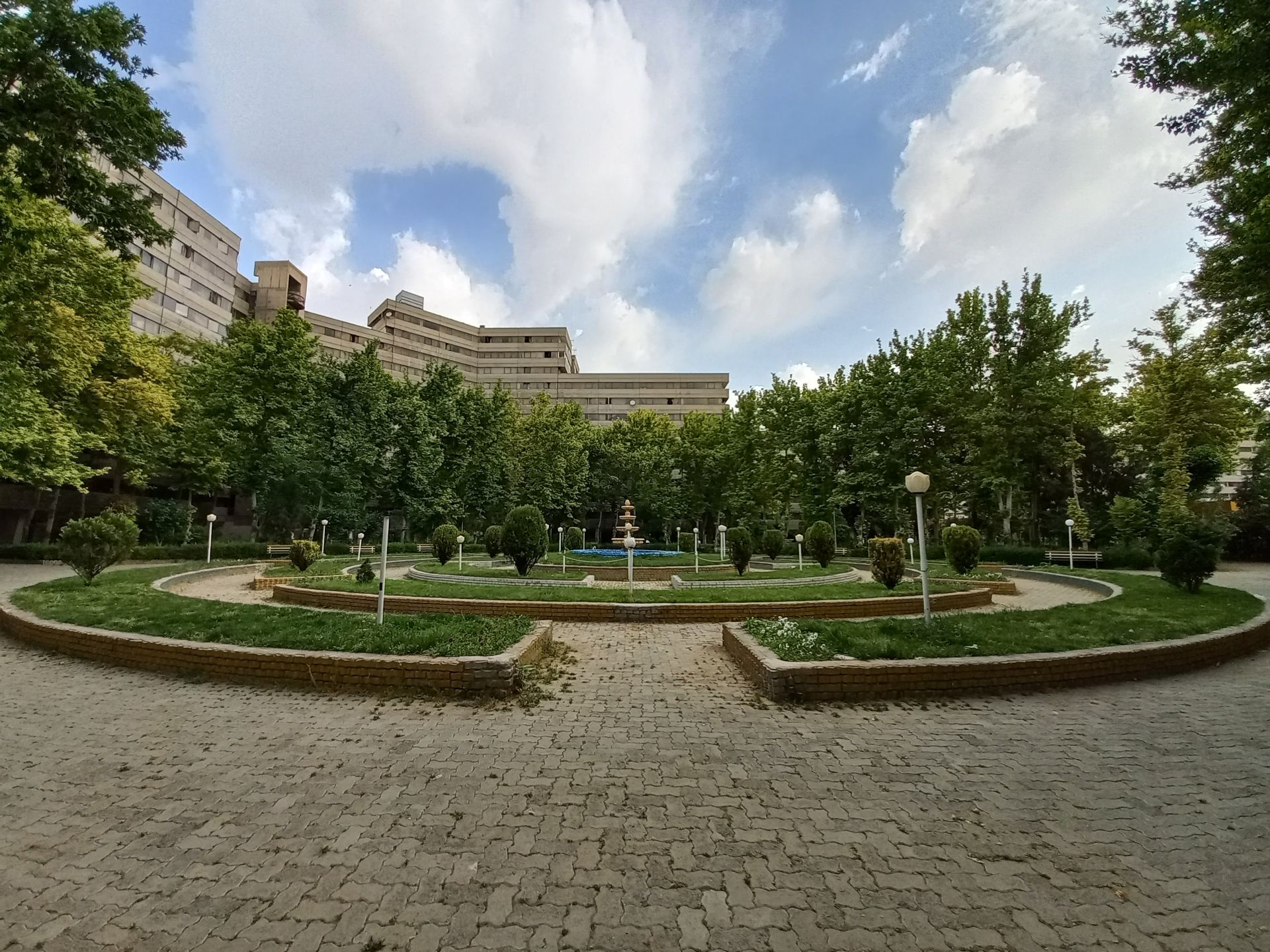 نمونه عکس ثبت شده توسط دوربین فوق‌عریض گلکسی A32 سامسونگ در روشنایی روز - فضای سبز بین بلوک‌های شهرک اکباتان