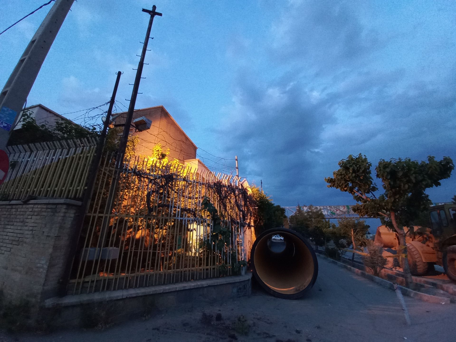 نمونه عکس ثبت شده توسط دوربین فوق‌عریض گلکسی A32 سامسونگ در تاریکی شب - ابتدای خیابان بیمه یکم