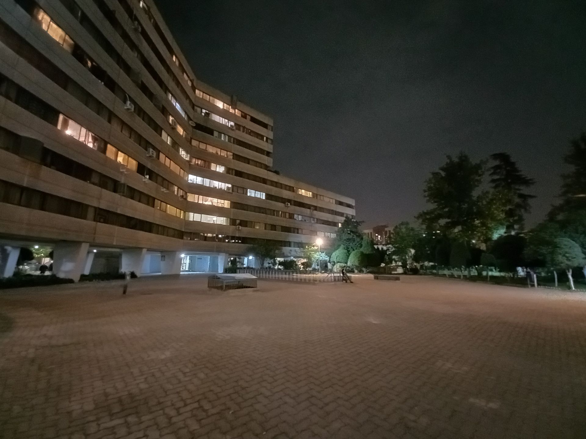 نمونه عکس ثبت شده توسط دوربین فوق‌عریض گلکسی A32 سامسونگ در تاریکی شب - ساختمان‌های شهرک اکباتان